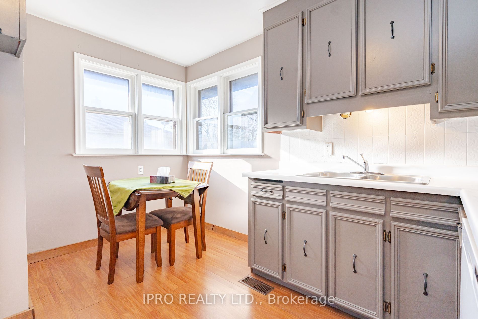18200 Leslie St Property Photo 13