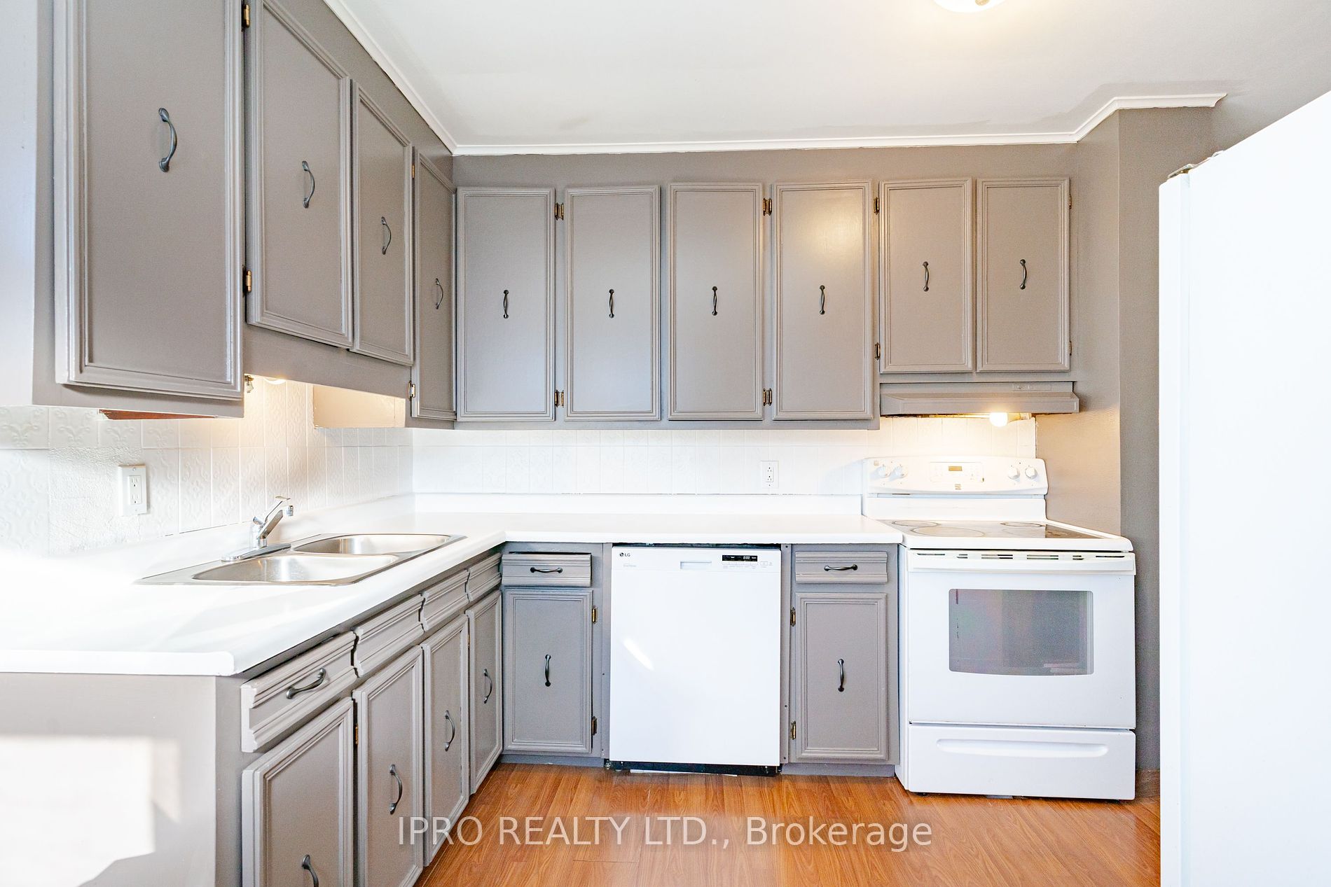 18200 Leslie St Property Photo 14