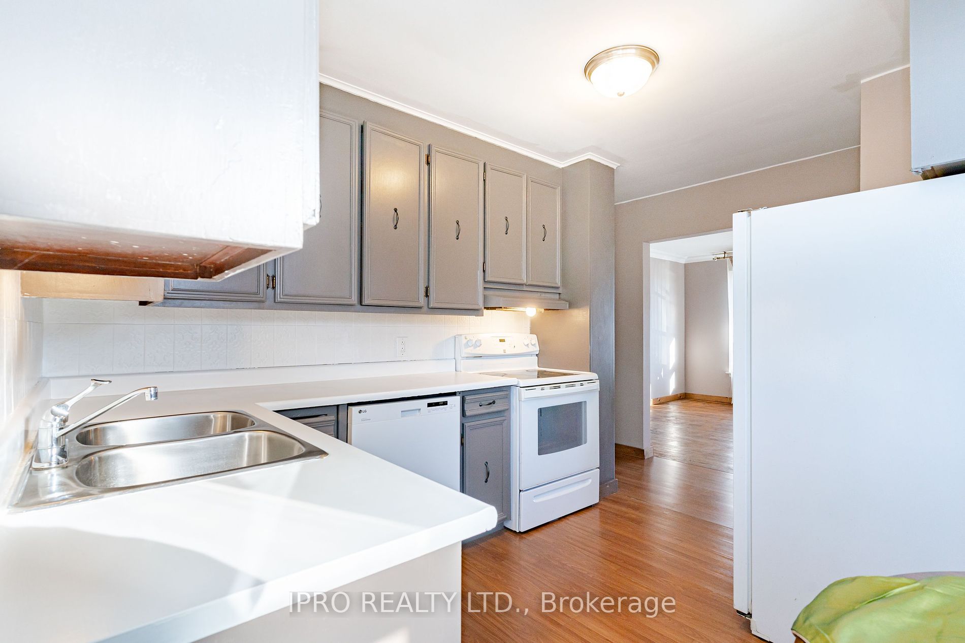 18200 Leslie St Property Photo 15