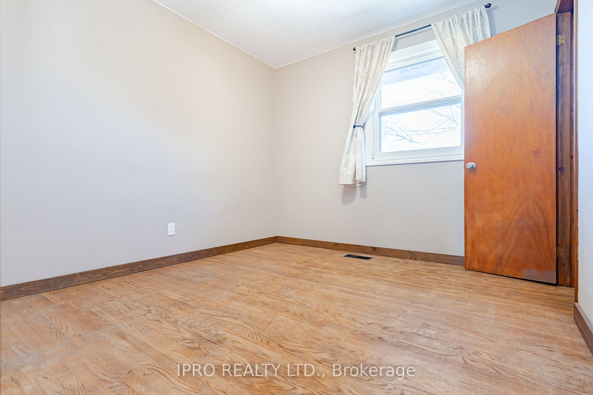 18200 Leslie St Property Photo 17