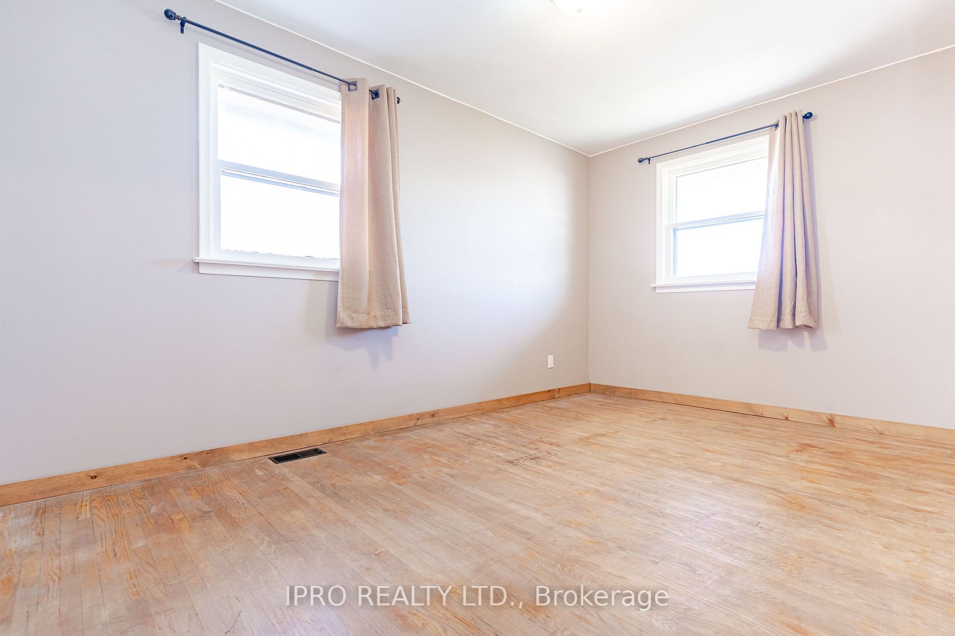 18200 Leslie St Property Photo 19