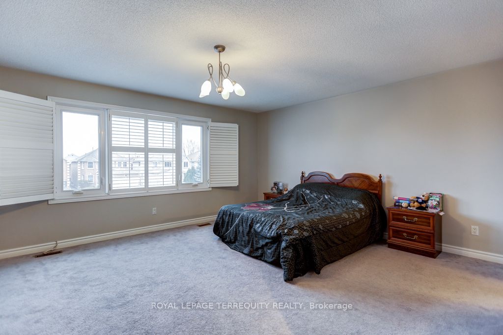 107 Thornbrook Crt Property Photo 21
