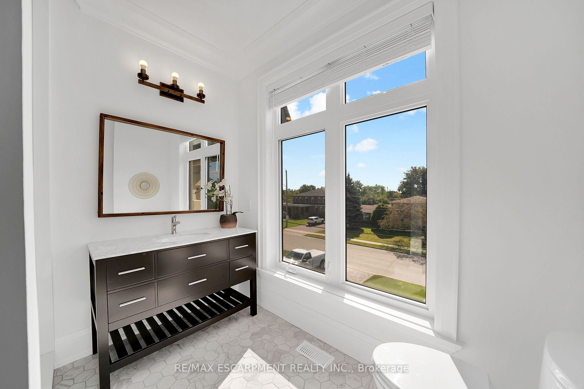 9737 Bathurst St Property Photo 26