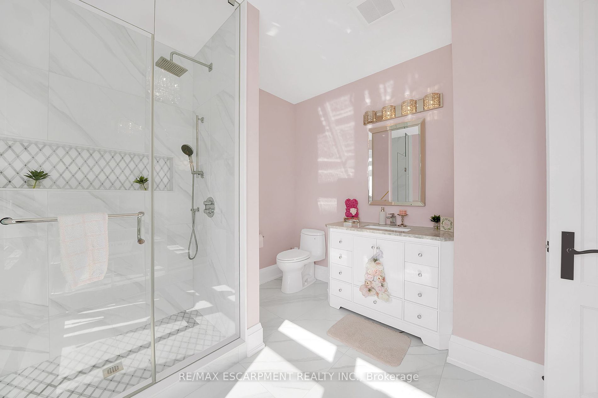9737 Bathurst St Property Photo 29