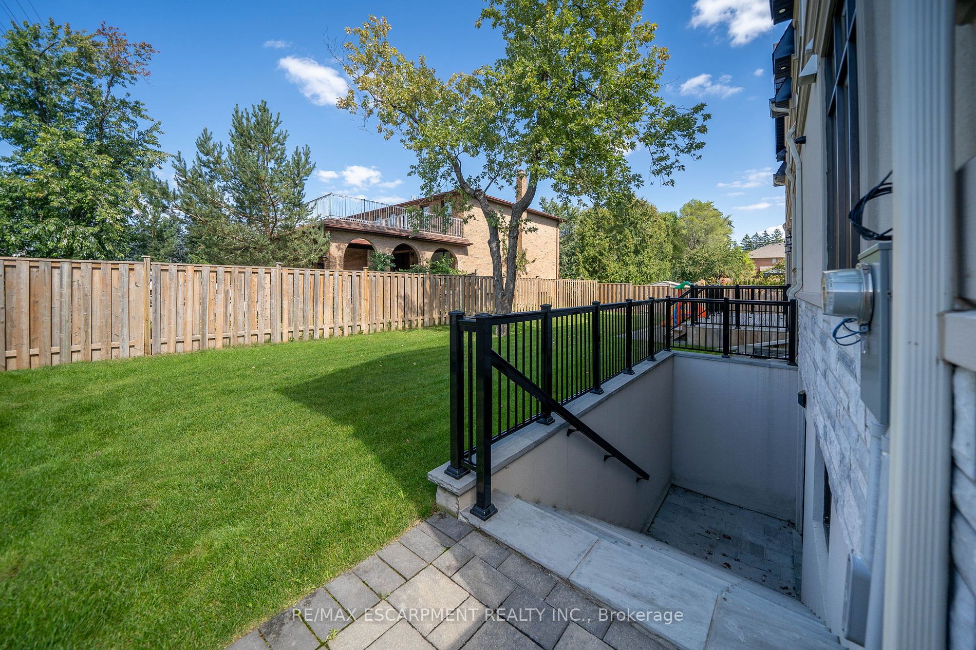 9737 Bathurst St Property Photo 36