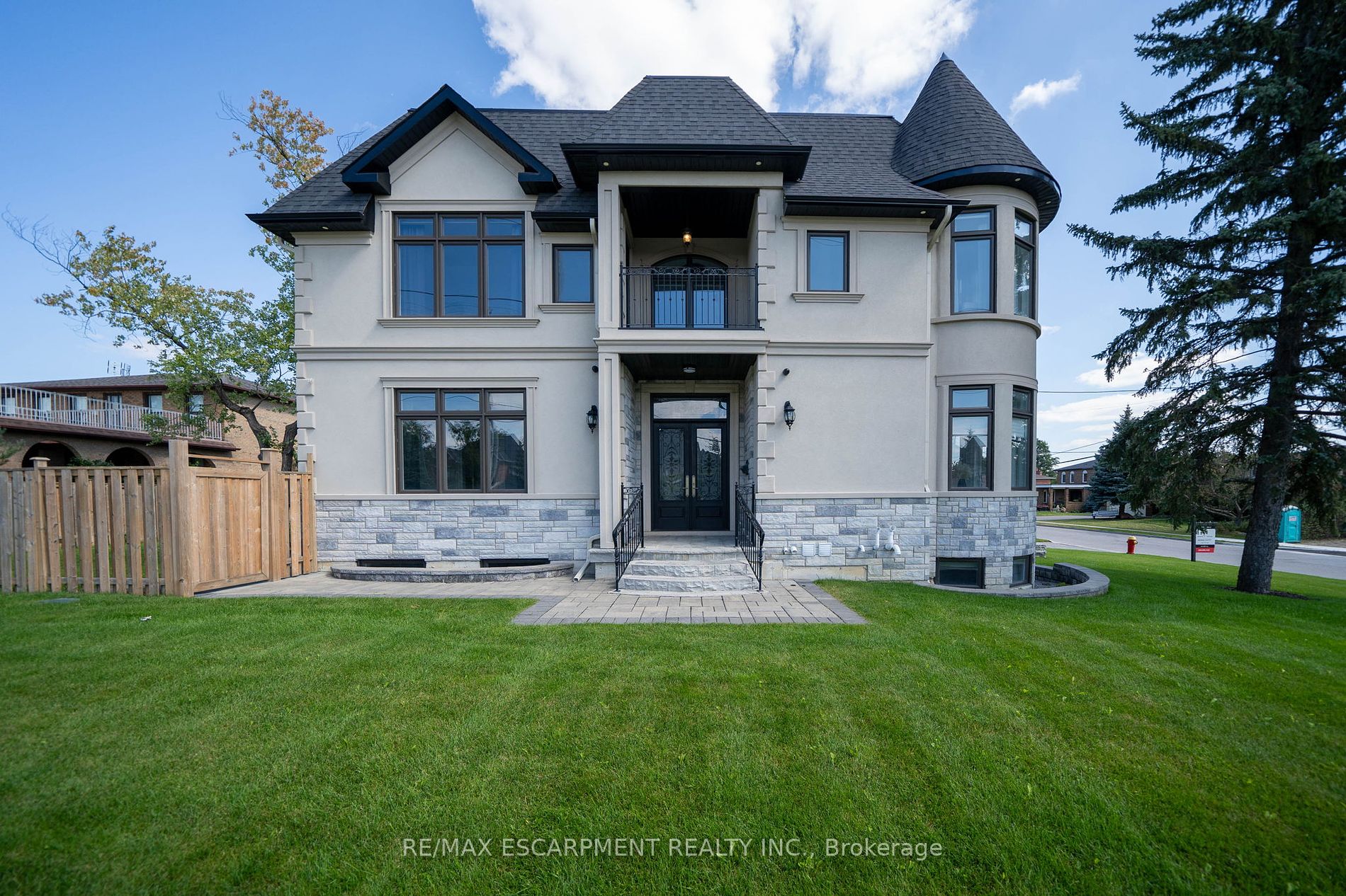 9737 Bathurst St Property Photo 39