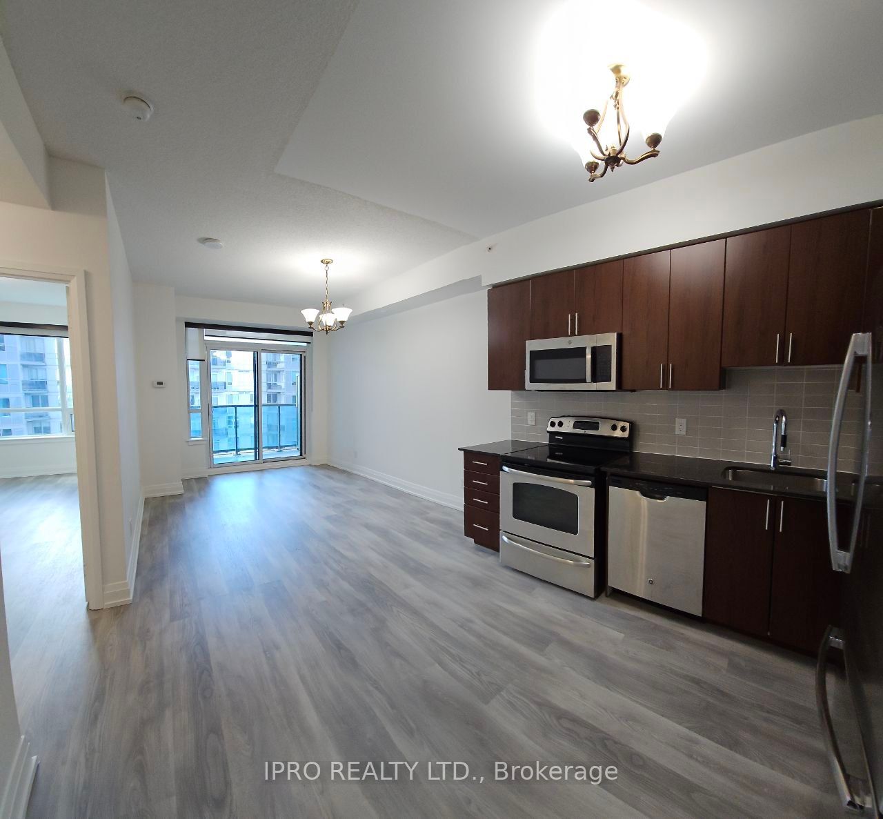 7165 Yonge St 9 Property Photo 2