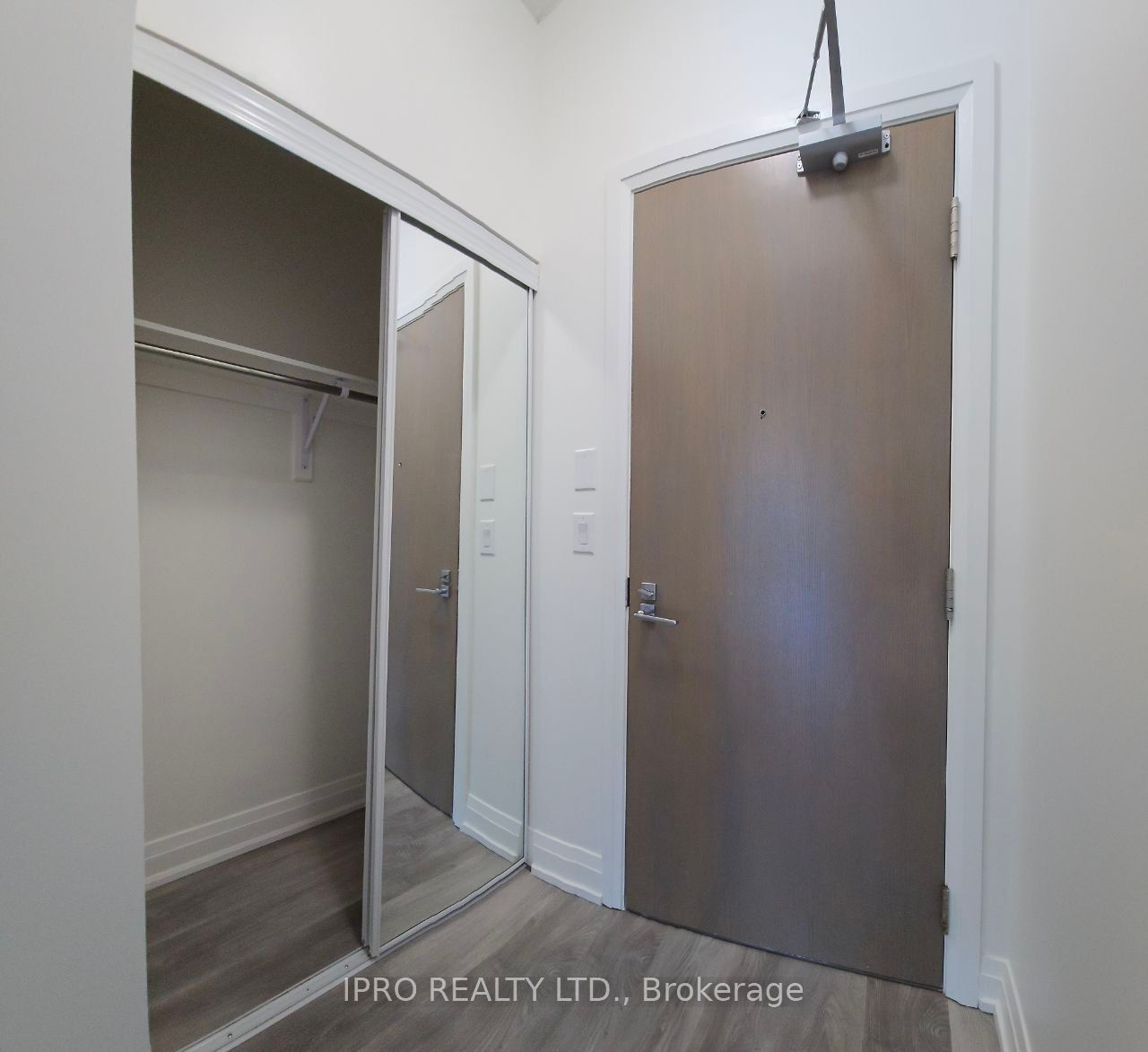 7165 Yonge St 9 Property Photo 4