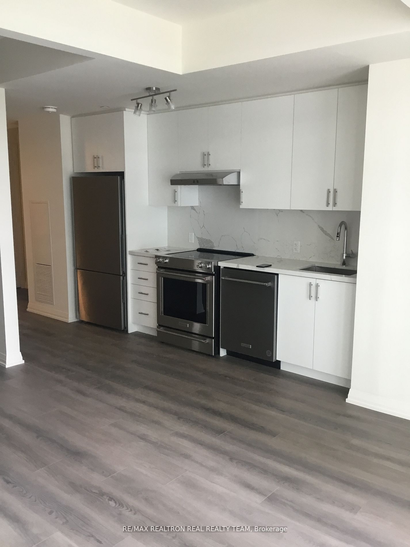 9000 Jane St 25 Property Photo 1
