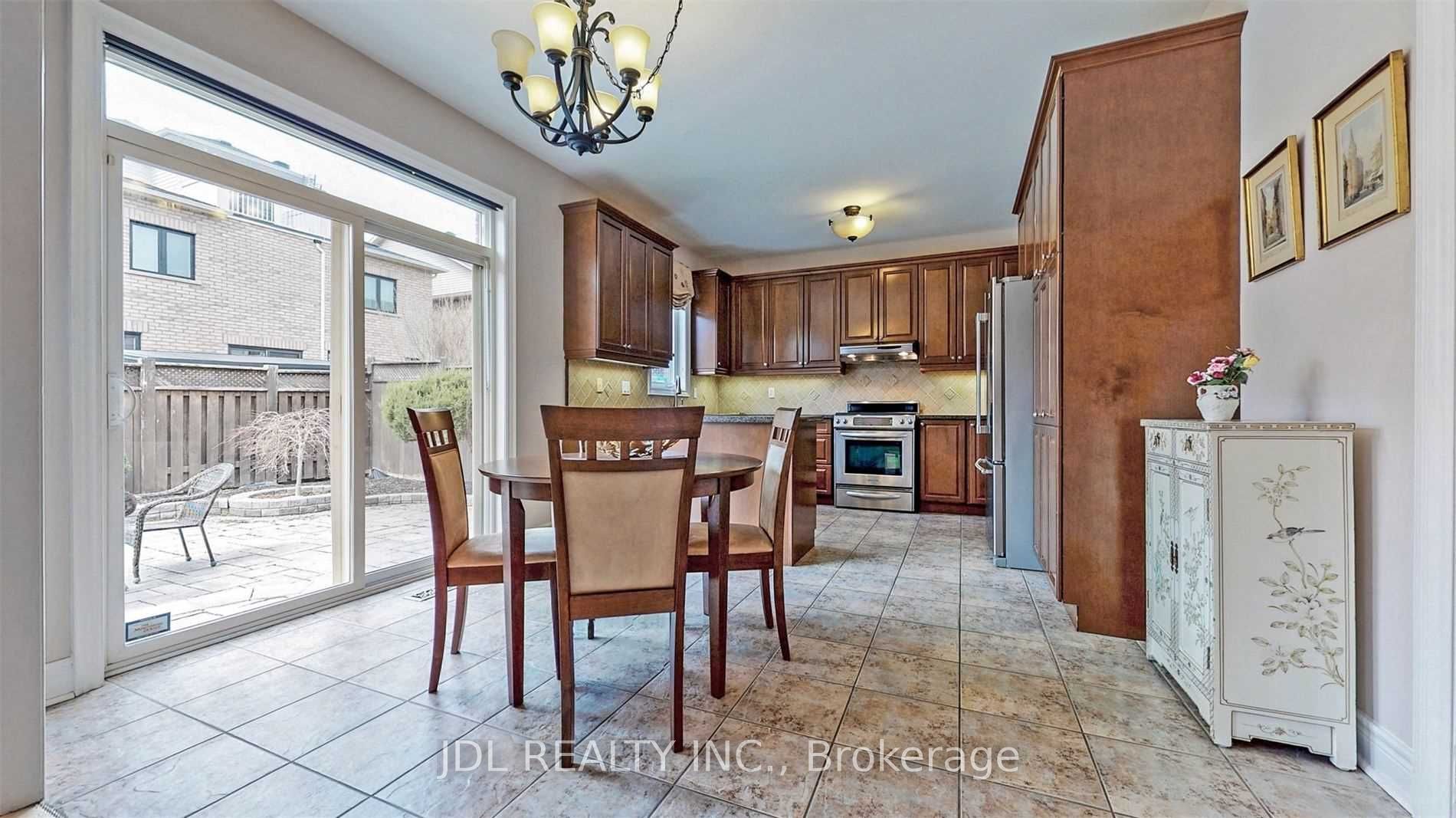 92 Princess Diana Dr Property Photo 10