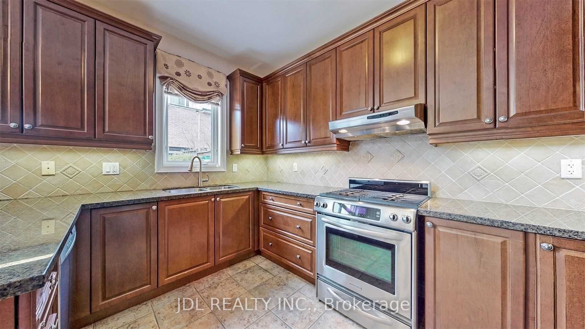 92 Princess Diana Dr Property Photo 11