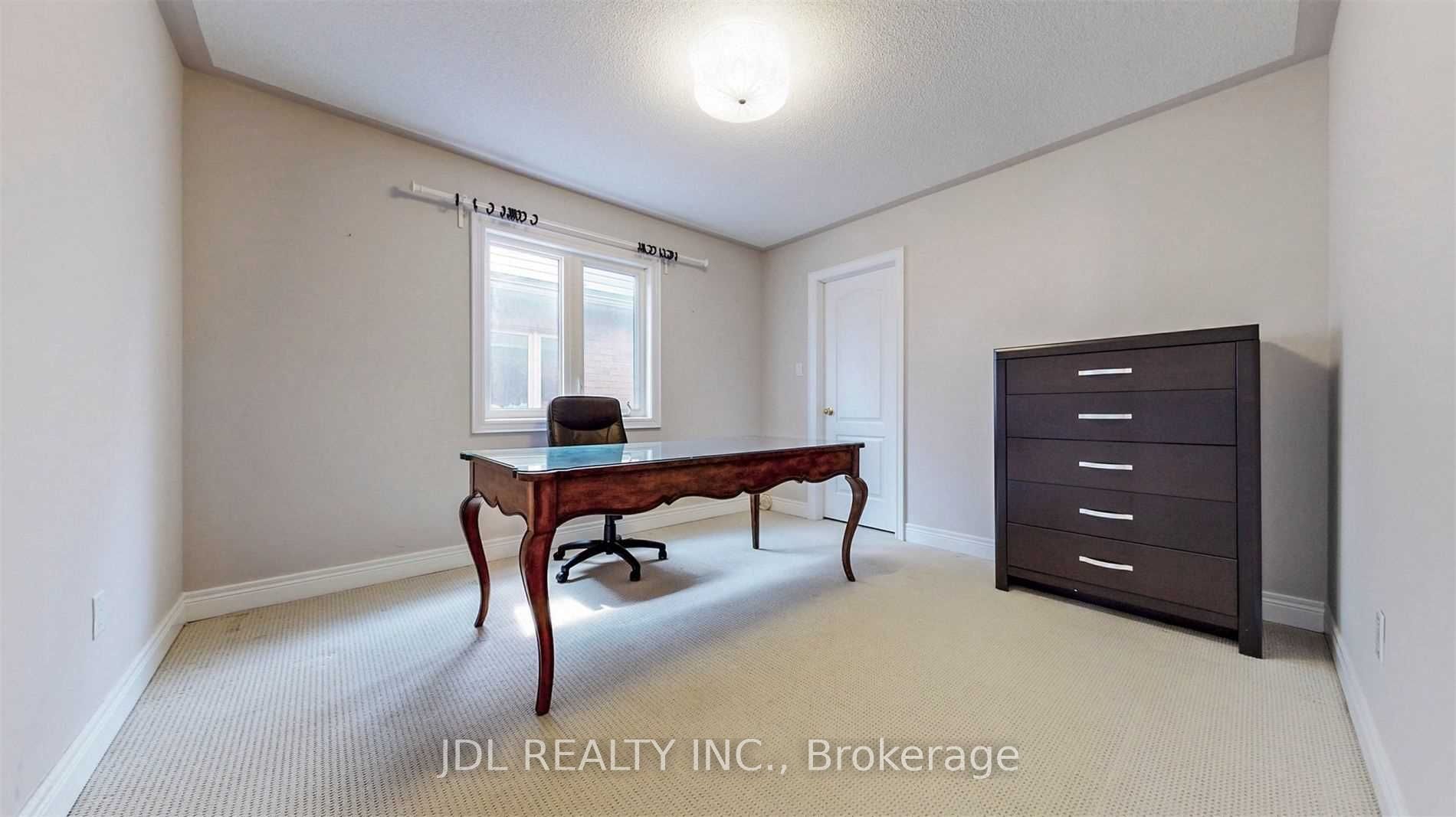 92 Princess Diana Dr Property Photo 23