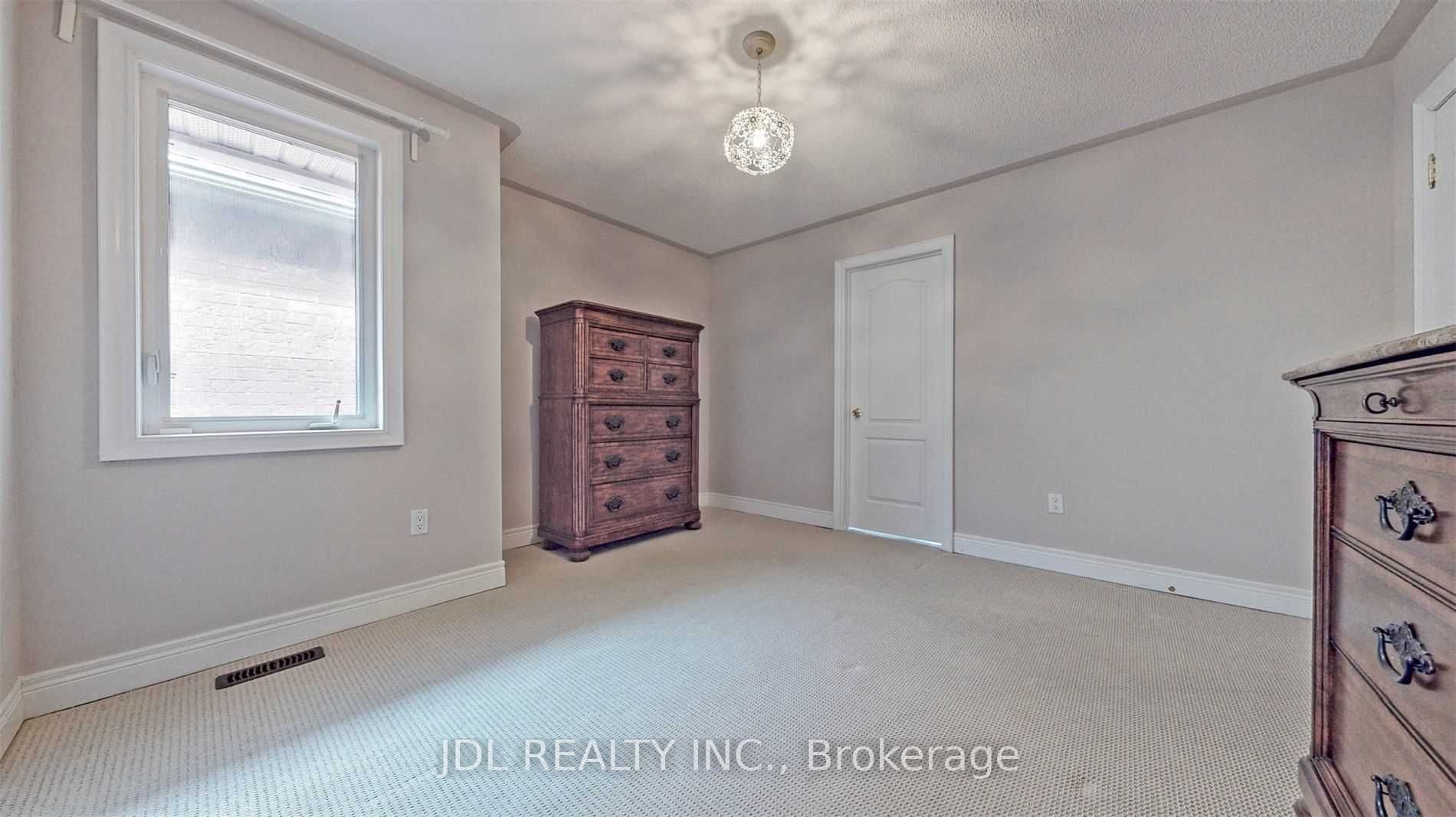 92 Princess Diana Dr Property Photo 25