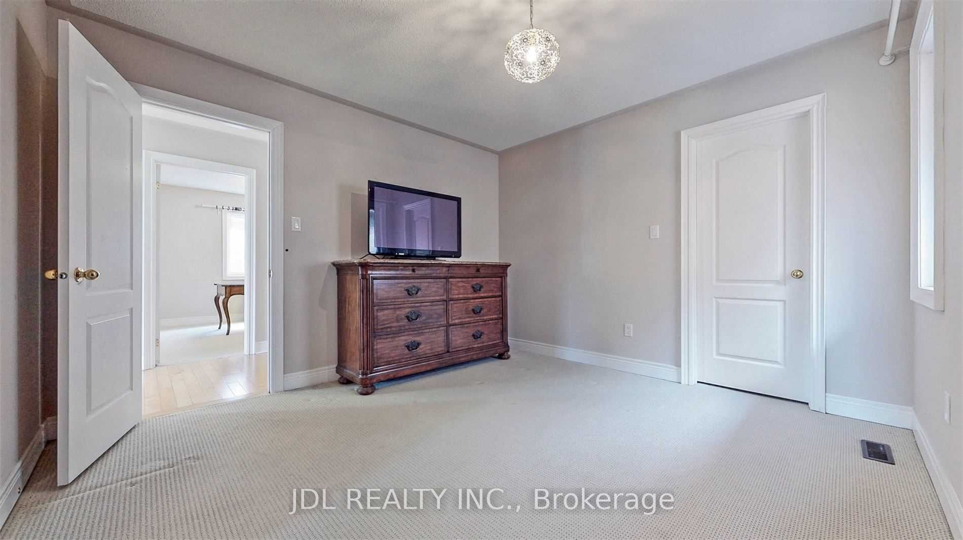 92 Princess Diana Dr Property Photo 26