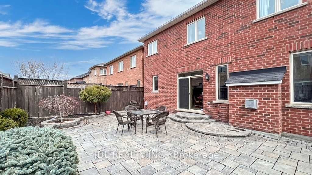 92 Princess Diana Dr Property Photo 39