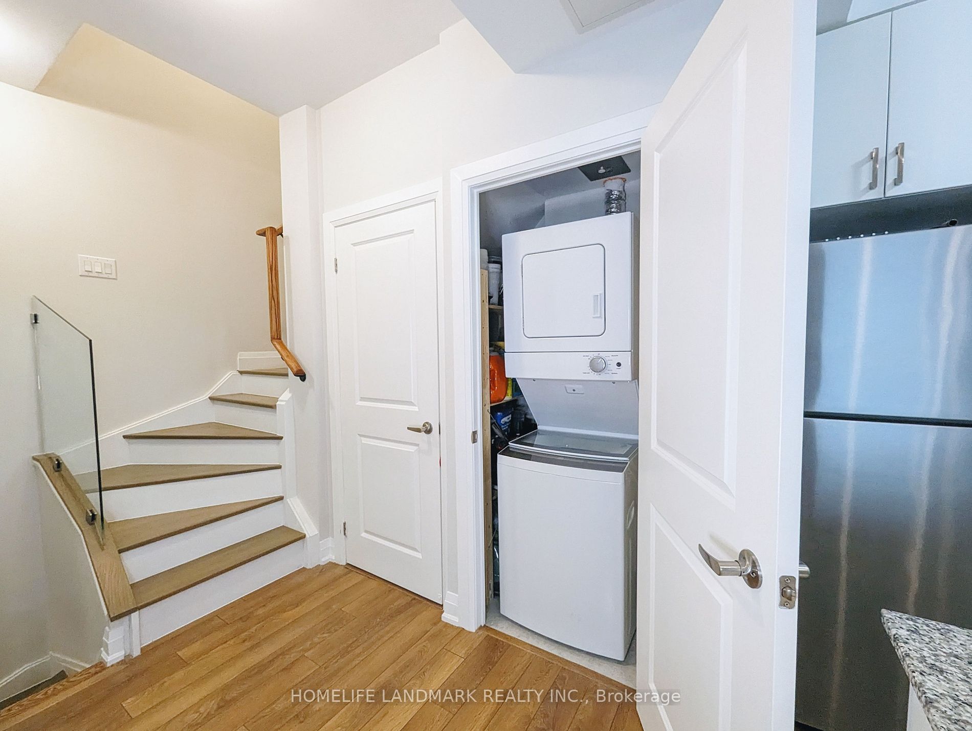 52 Coles Ave 303 Property Photo 6