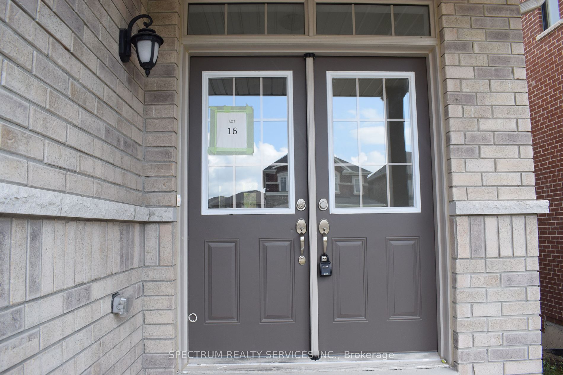 206 Ferragine Cres Property Photo 3