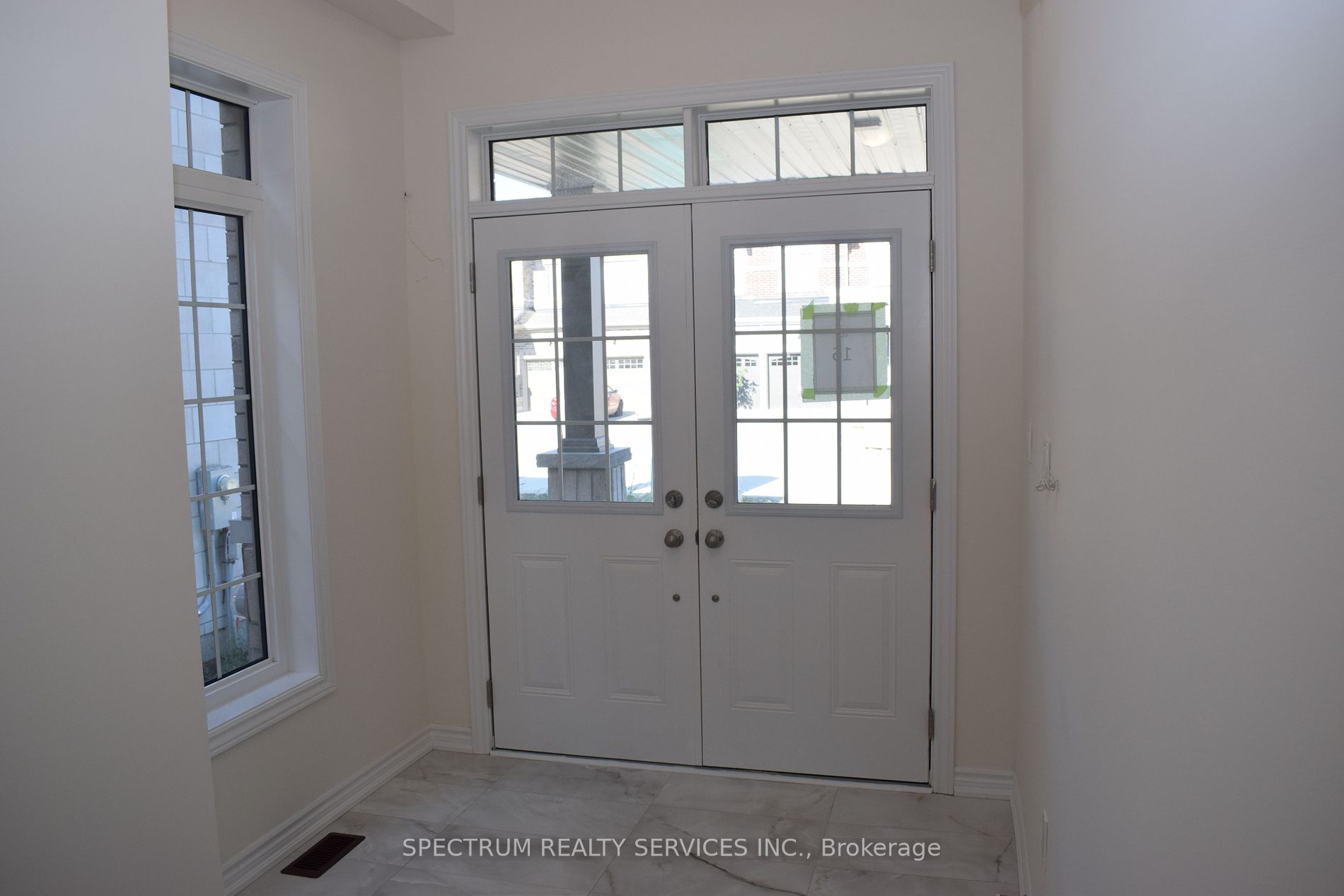 206 Ferragine Cres Property Photo 4