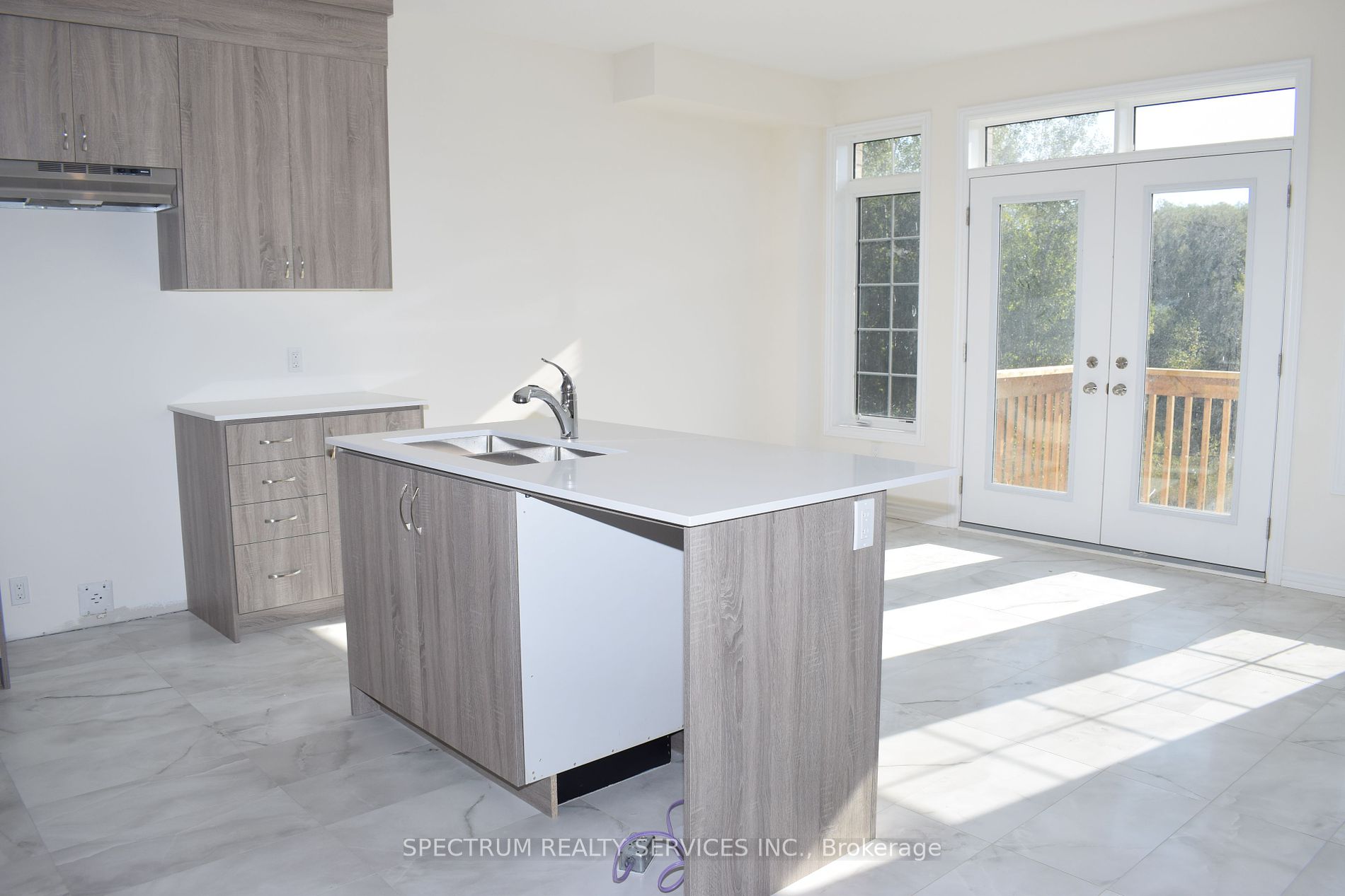 206 Ferragine Cres Property Photo 6