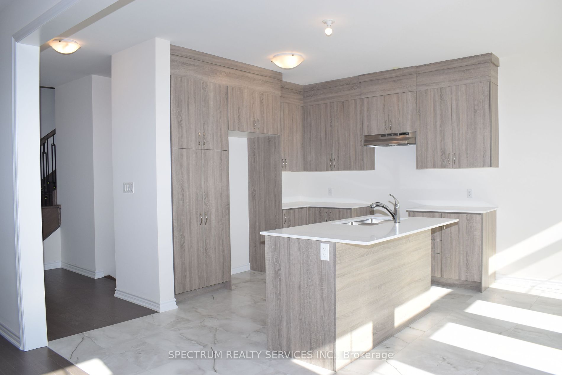 206 Ferragine Cres Property Photo 8