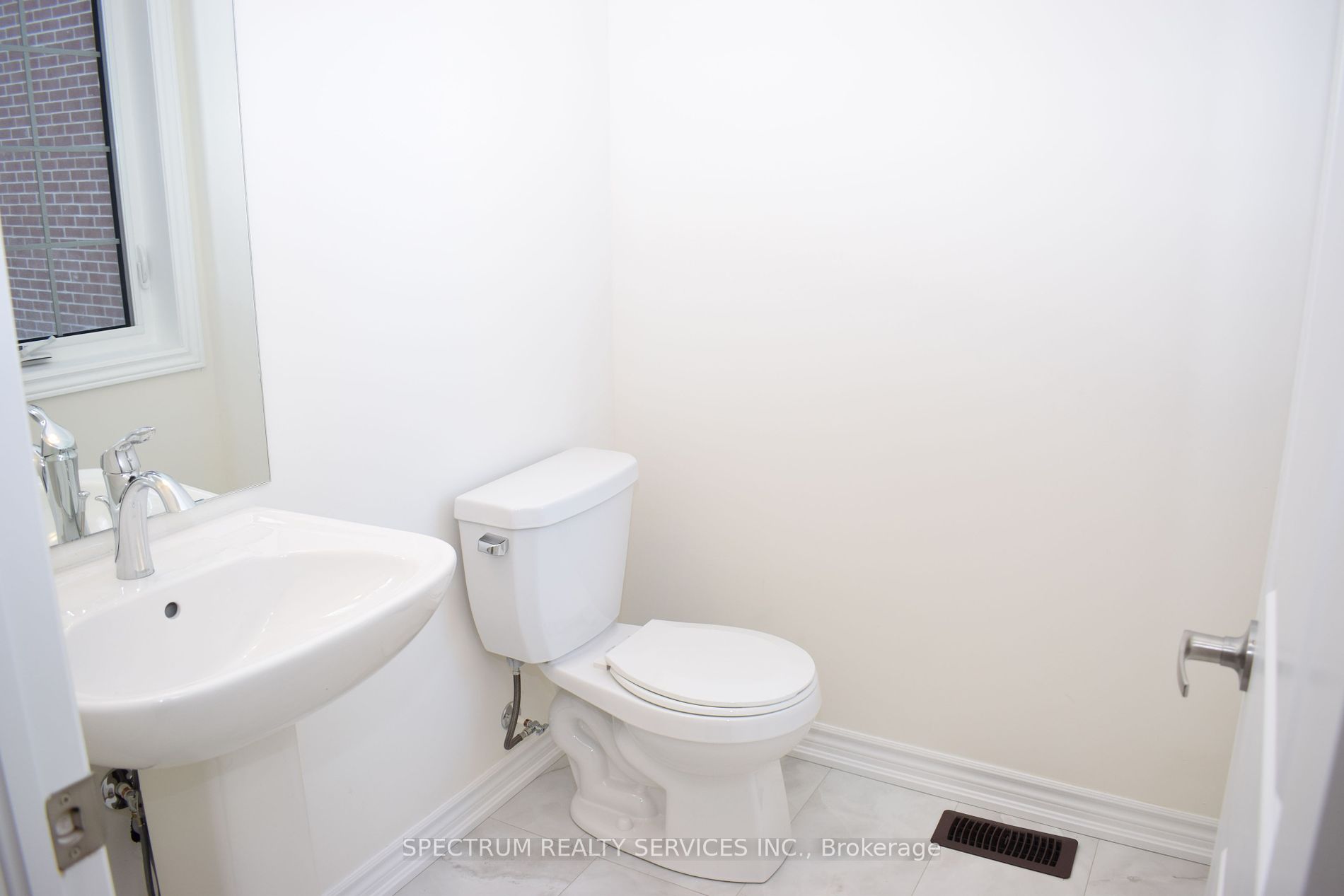 206 Ferragine Cres Property Photo 13