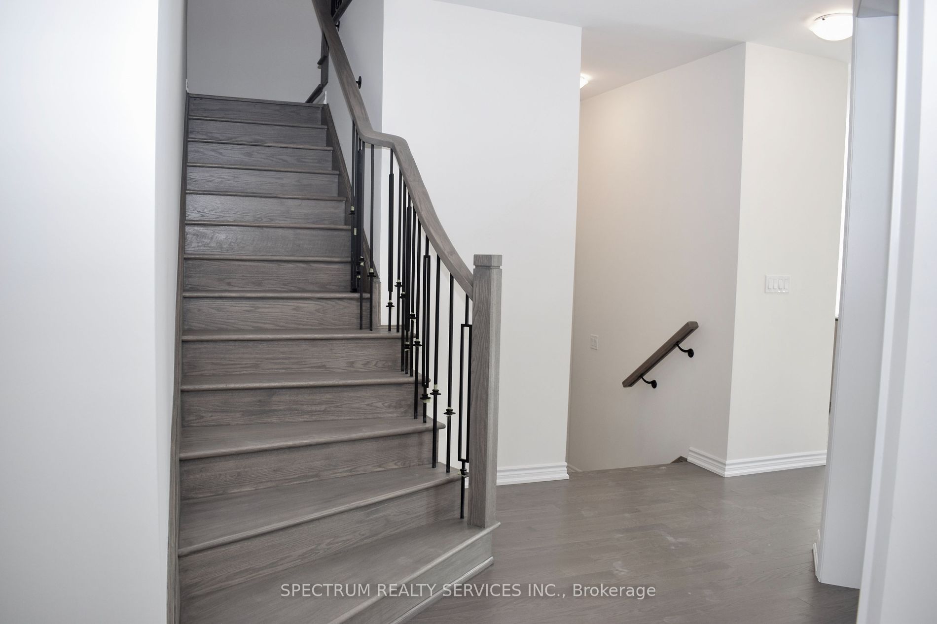 206 Ferragine Cres Property Photo 14