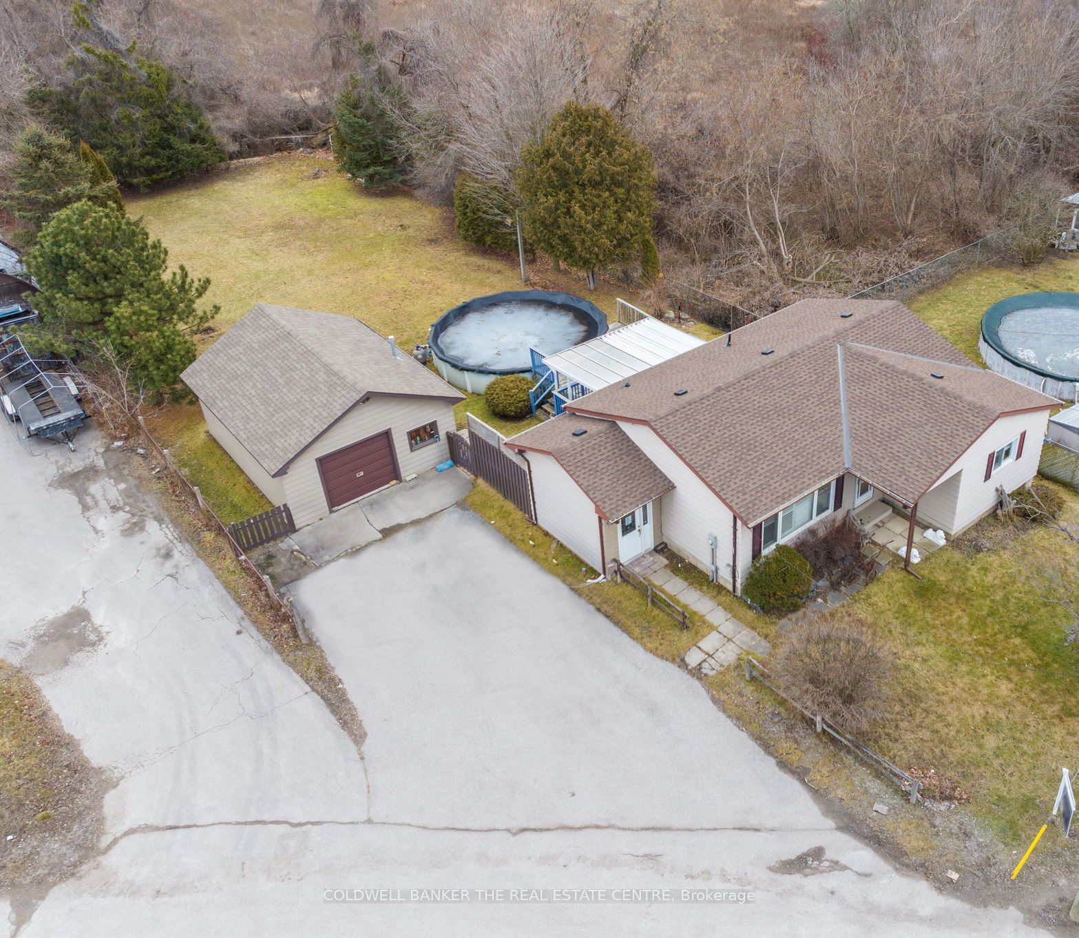 533 The Queensway S Property Photo 4