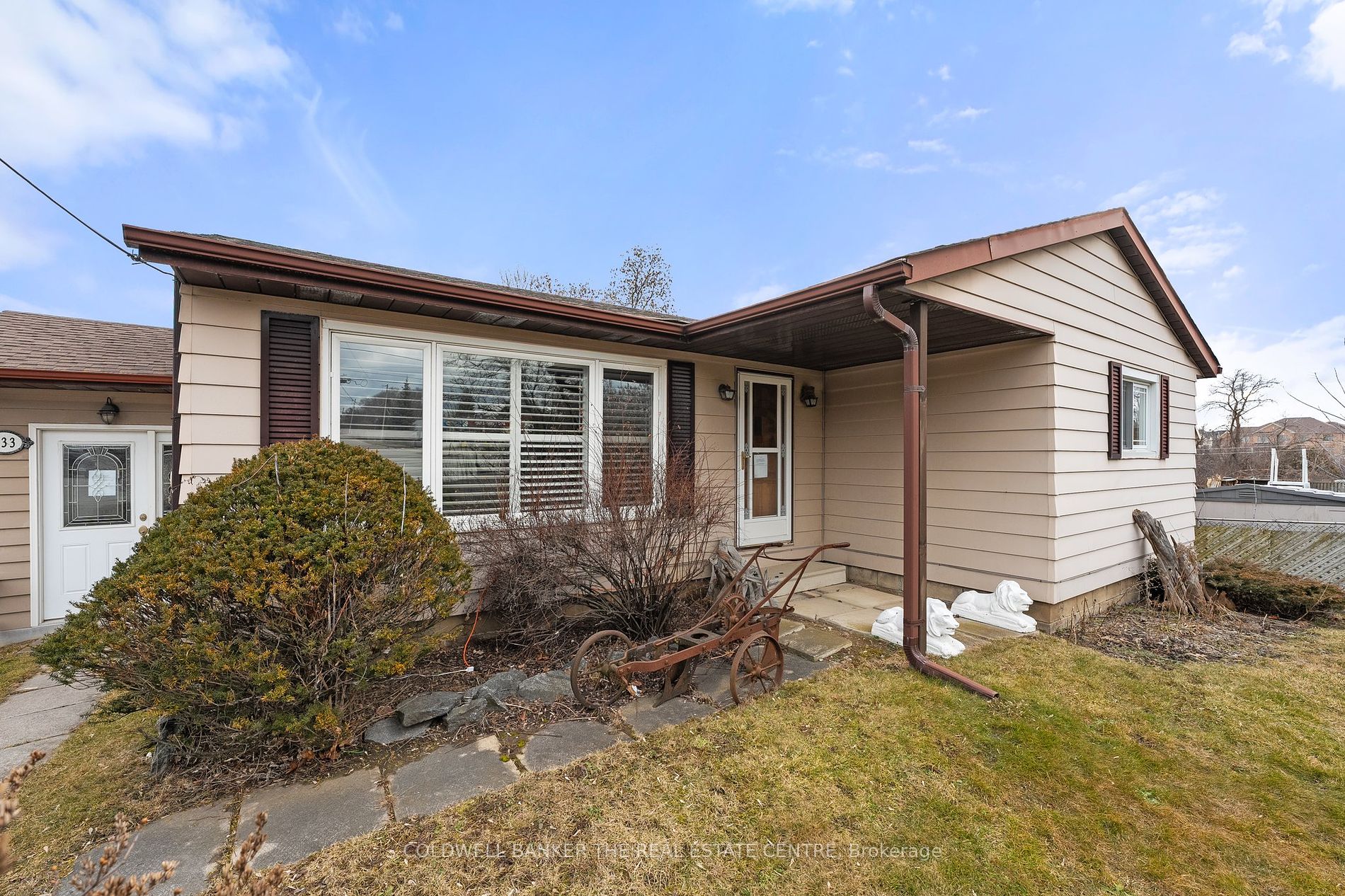 533 The Queensway S Property Photo 5