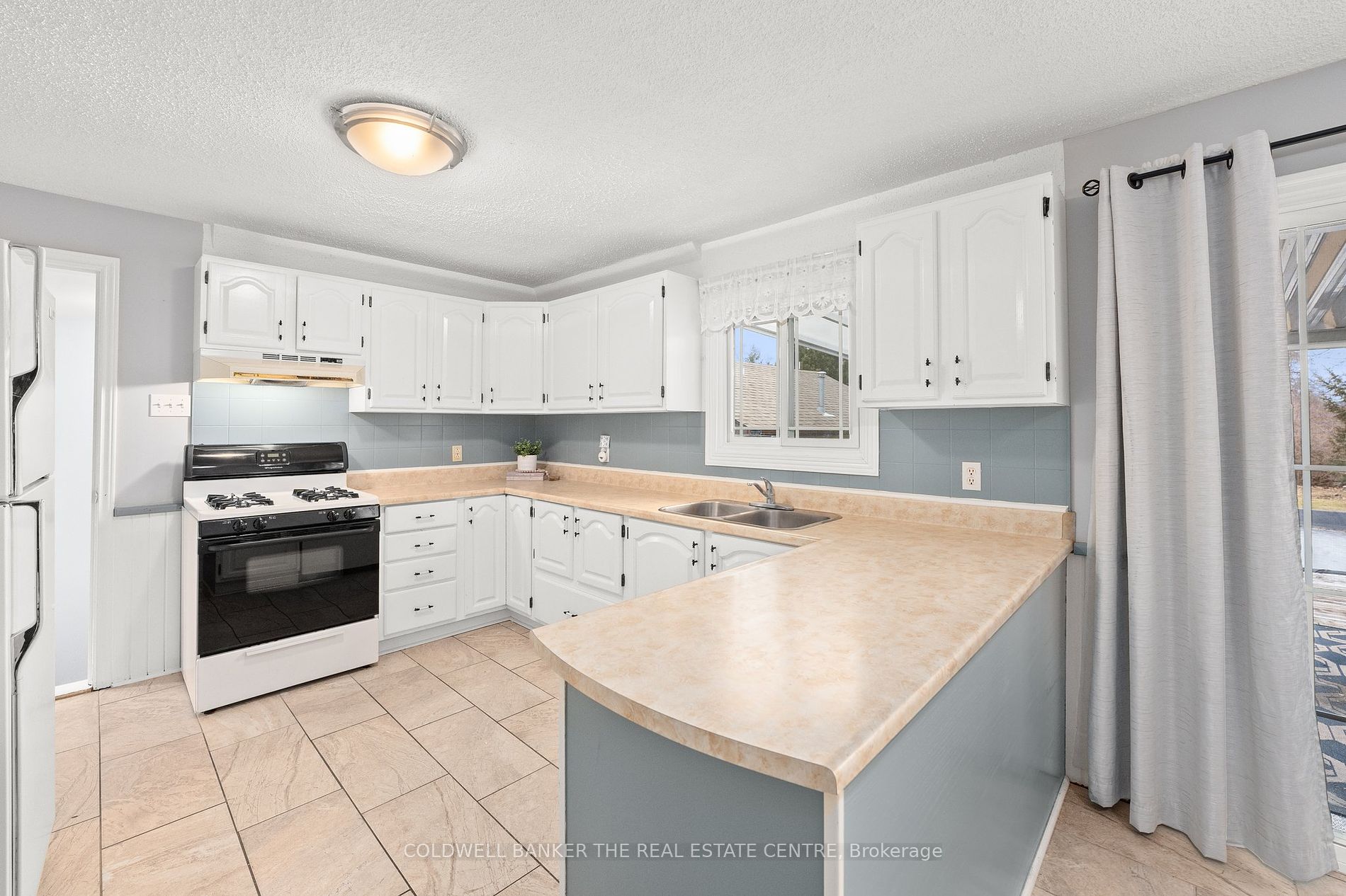 533 The Queensway S Property Photo 7