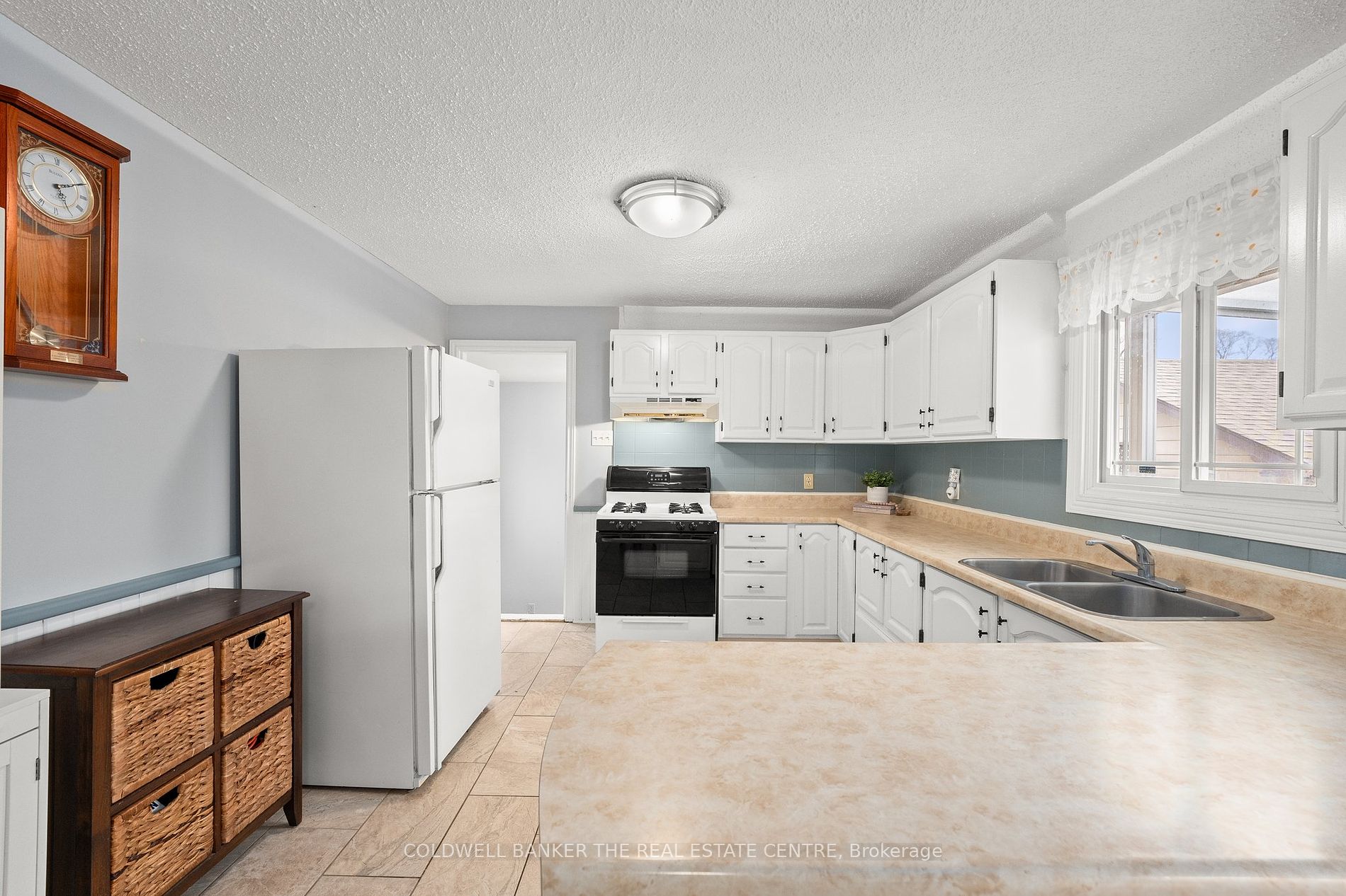 533 The Queensway S Property Photo 8