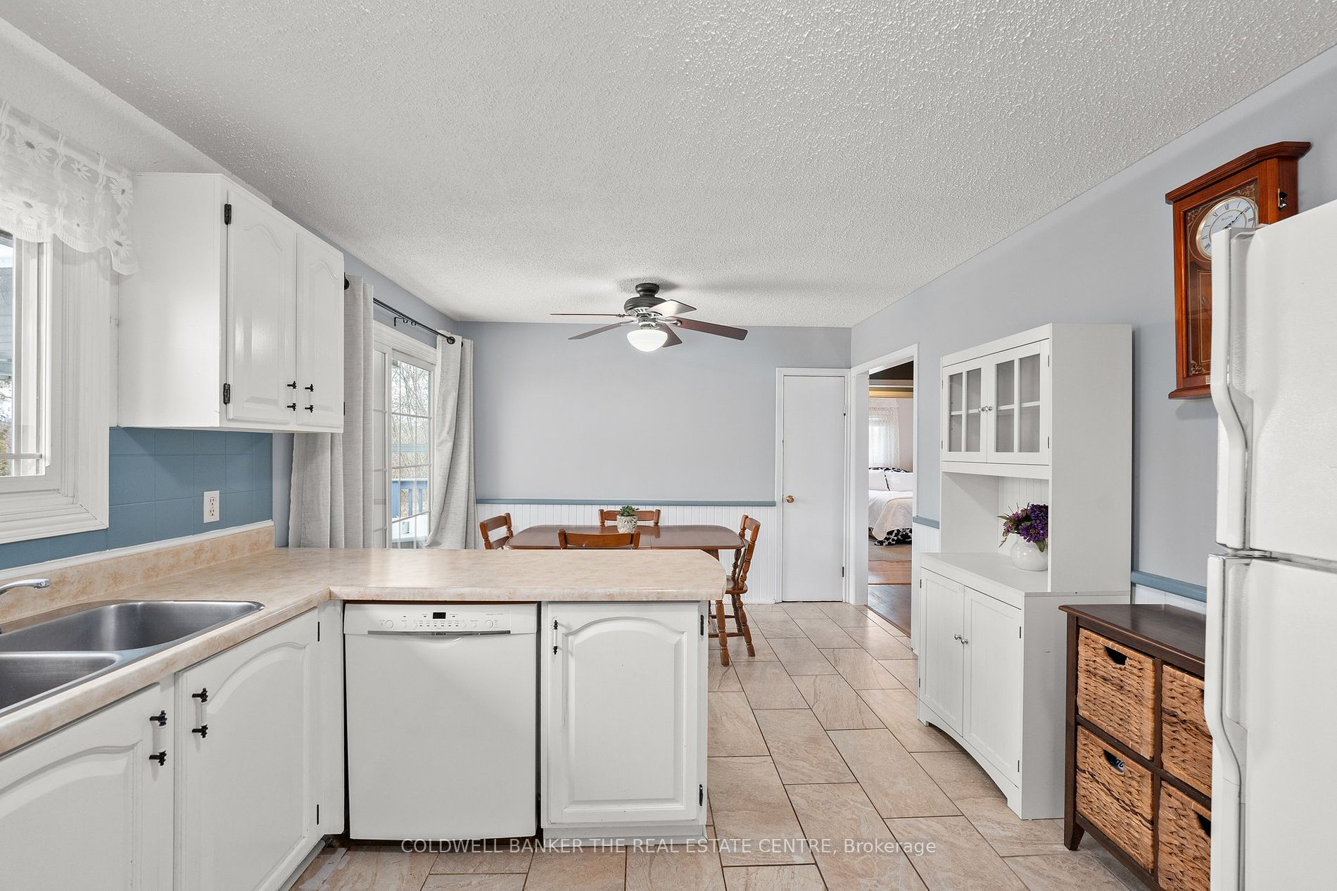 533 The Queensway S Property Photo 9
