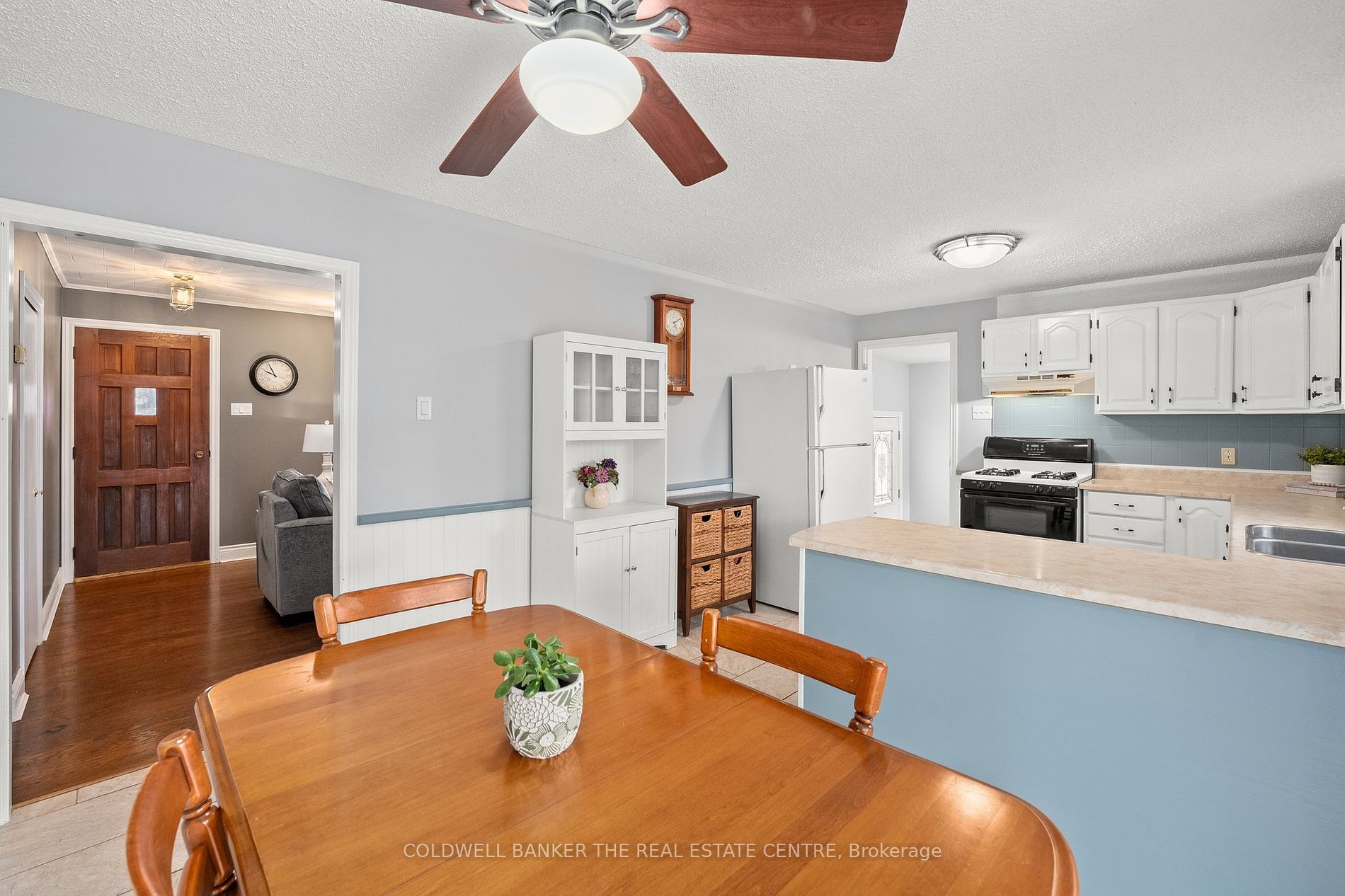 533 The Queensway S Property Photo 11