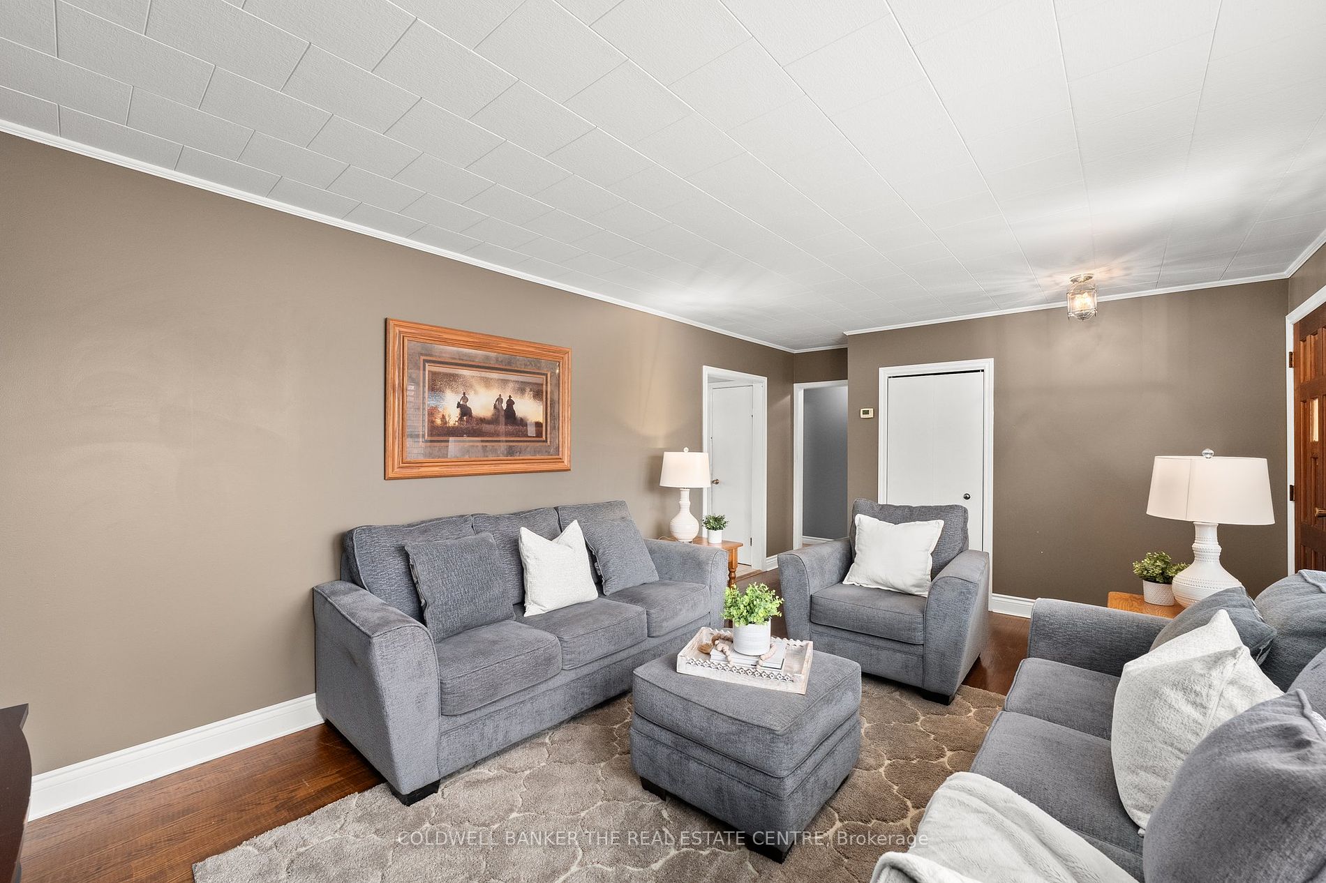533 The Queensway S Property Photo 12