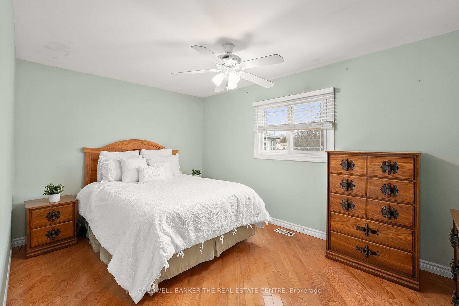 533 The Queensway S Property Photo 14
