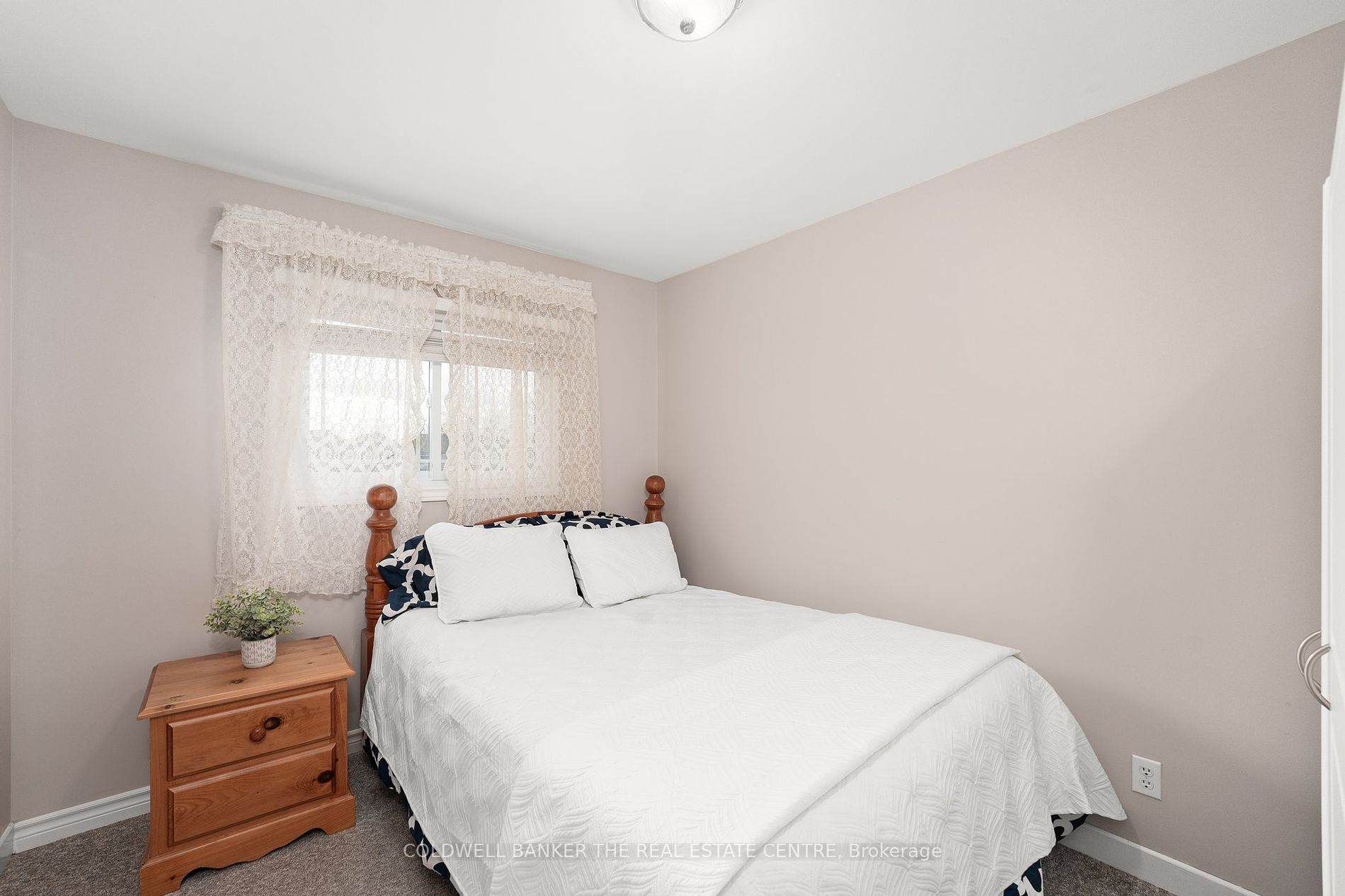 533 The Queensway S Property Photo 16