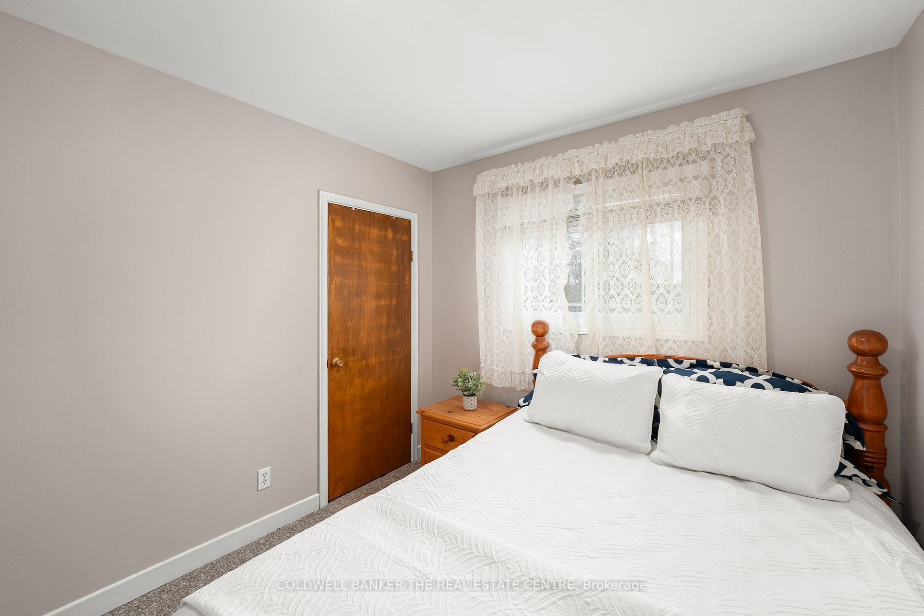533 The Queensway S Property Photo 17