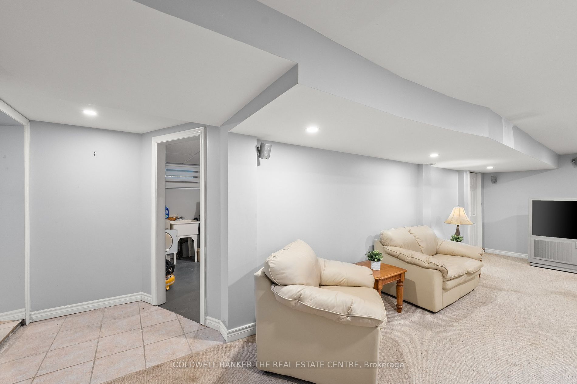 533 The Queensway S Property Photo 23