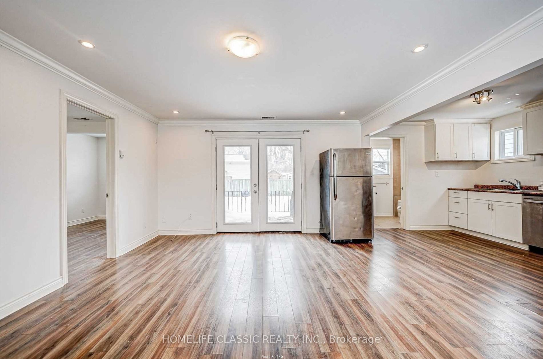 242 Simcoe Ave N Property Photo 3
