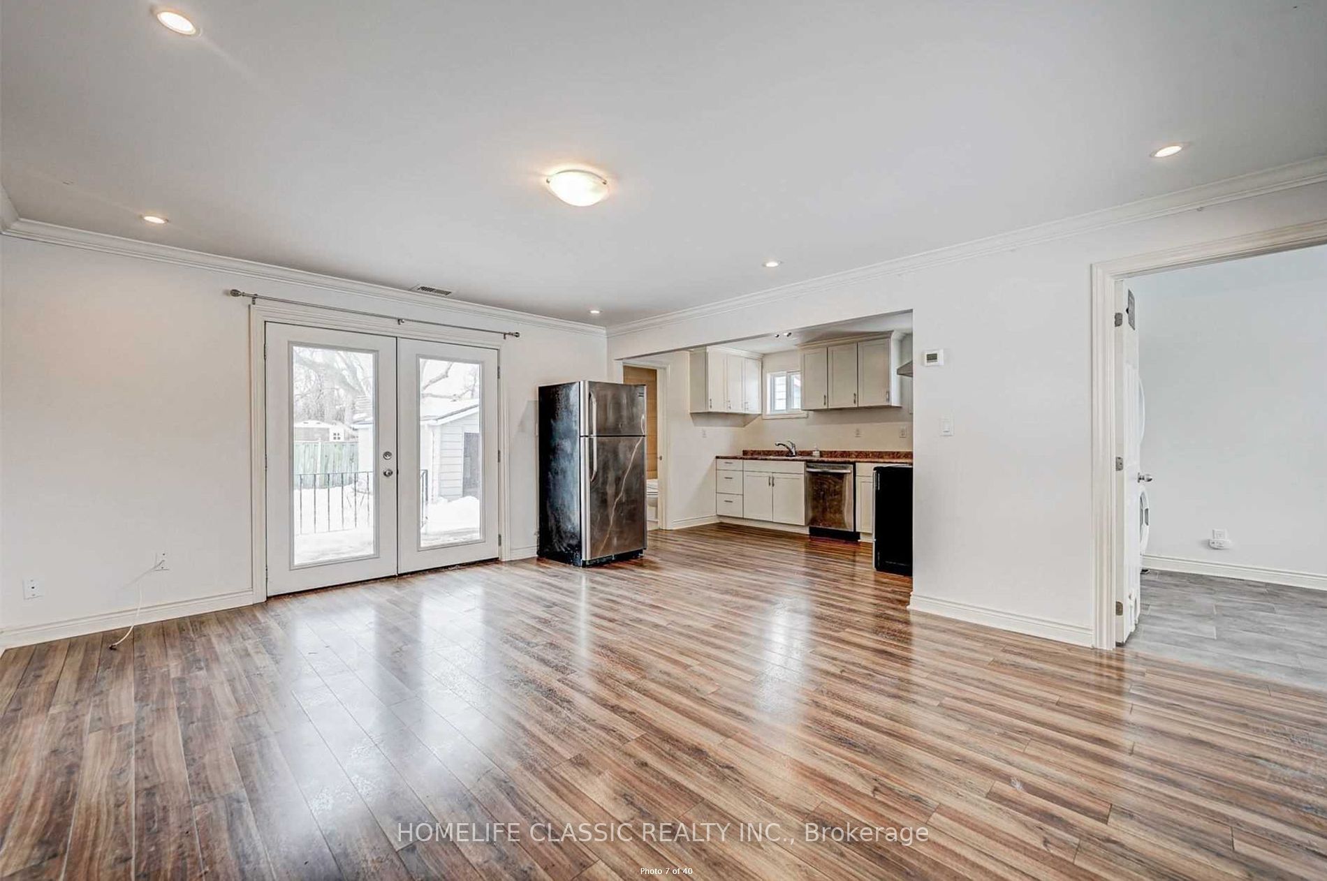 242 Simcoe Ave N Property Photo 5