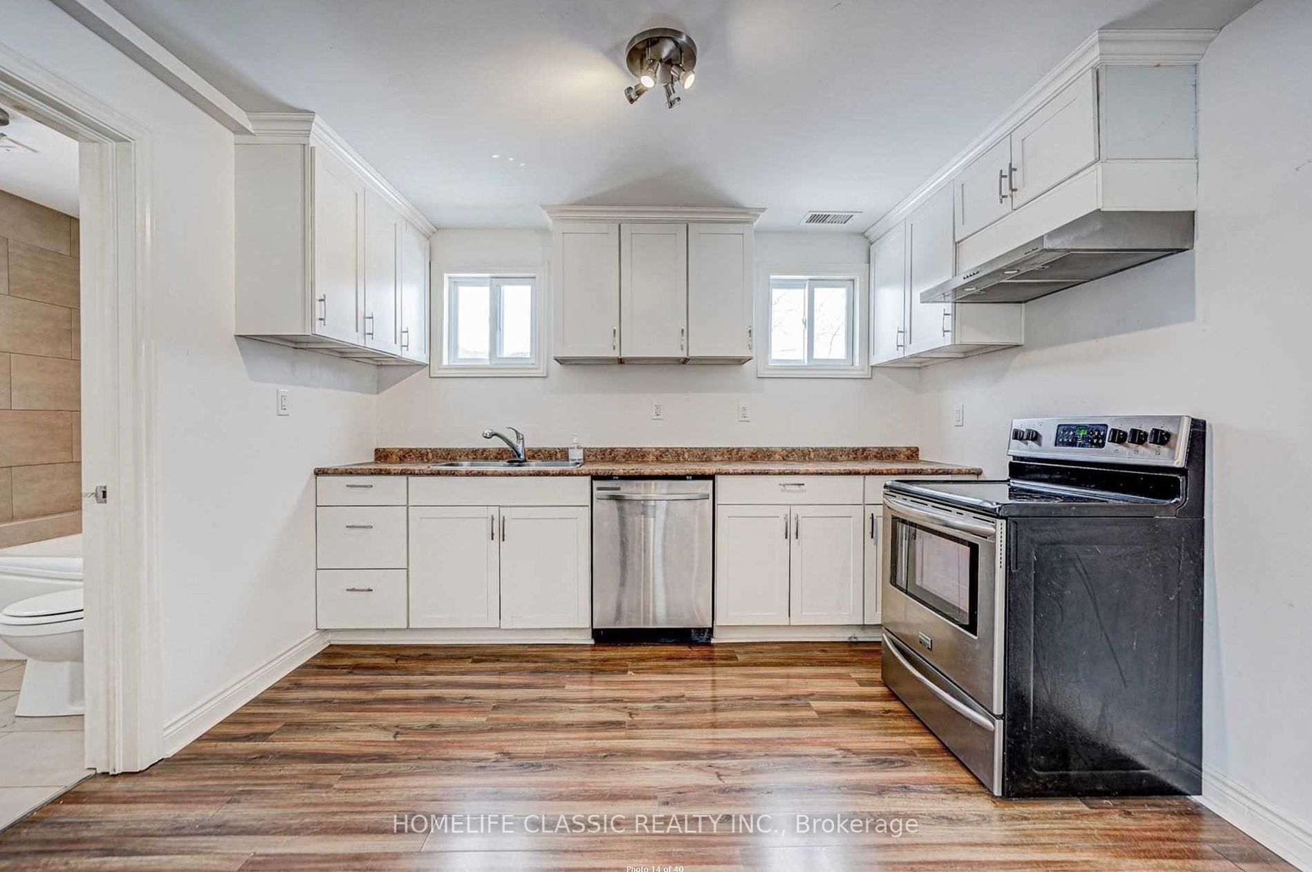 242 Simcoe Ave N Property Photo 6