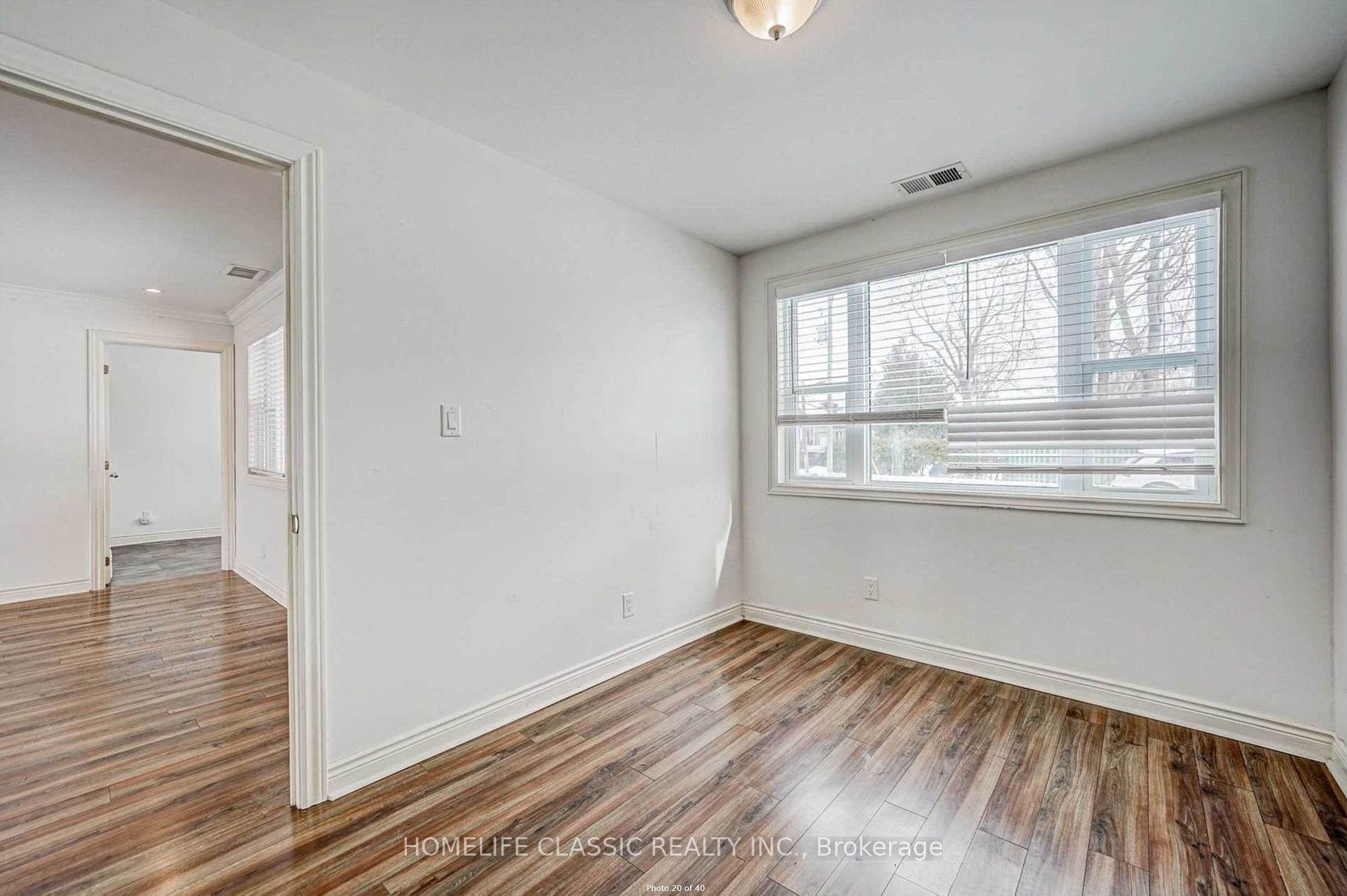 242 Simcoe Ave N Property Photo 9