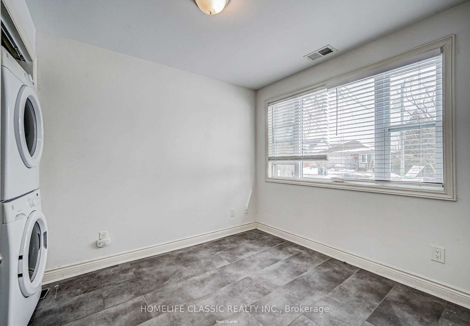 242 Simcoe Ave N Property Photo 13