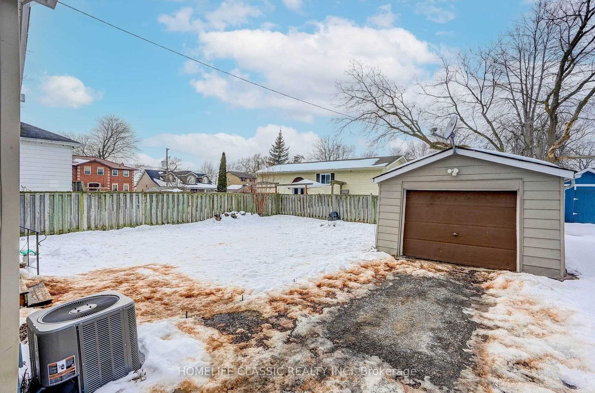 242 Simcoe Ave N Property Photo 16