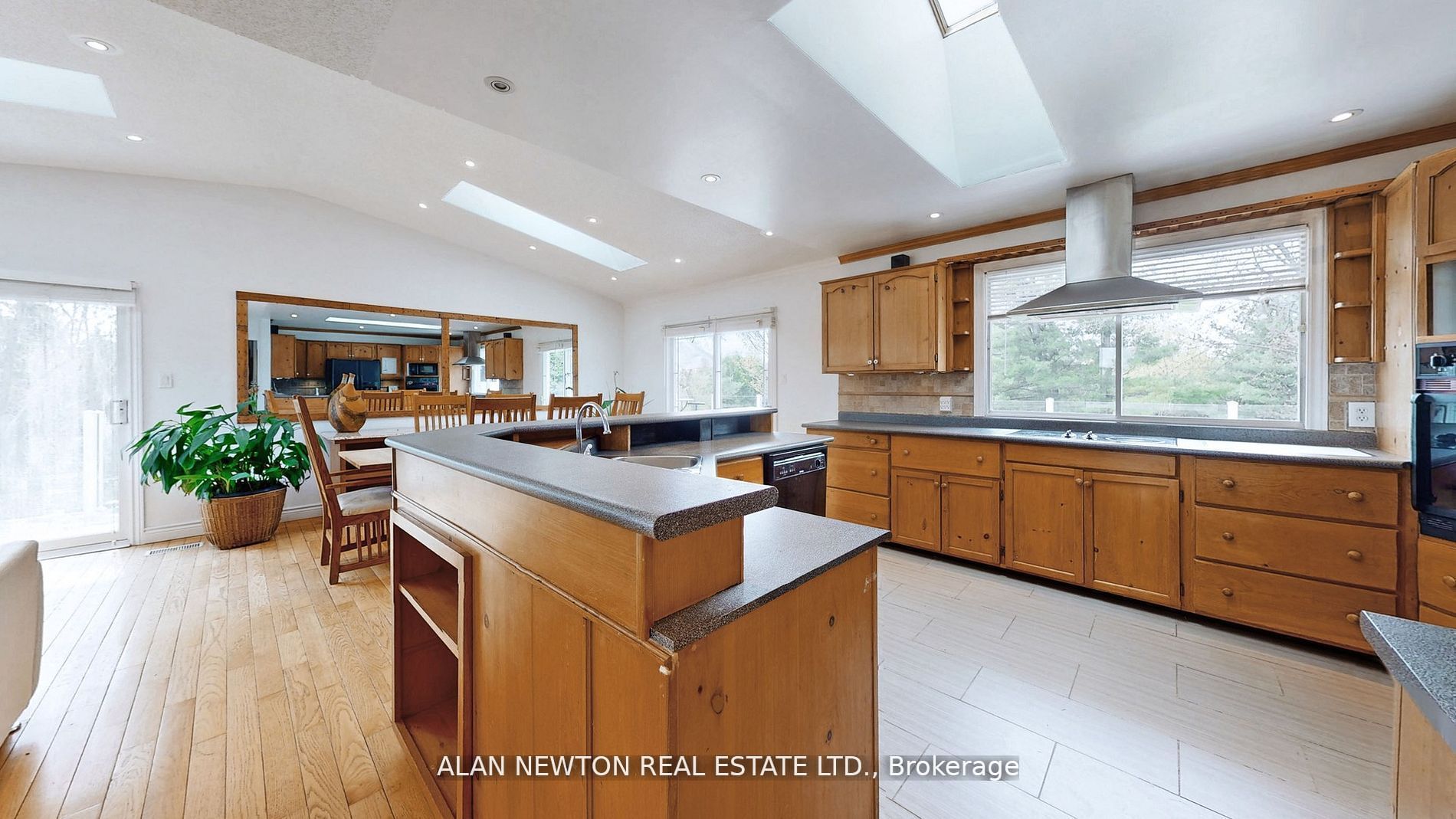 5832 5 Side Rd Property Photo 16