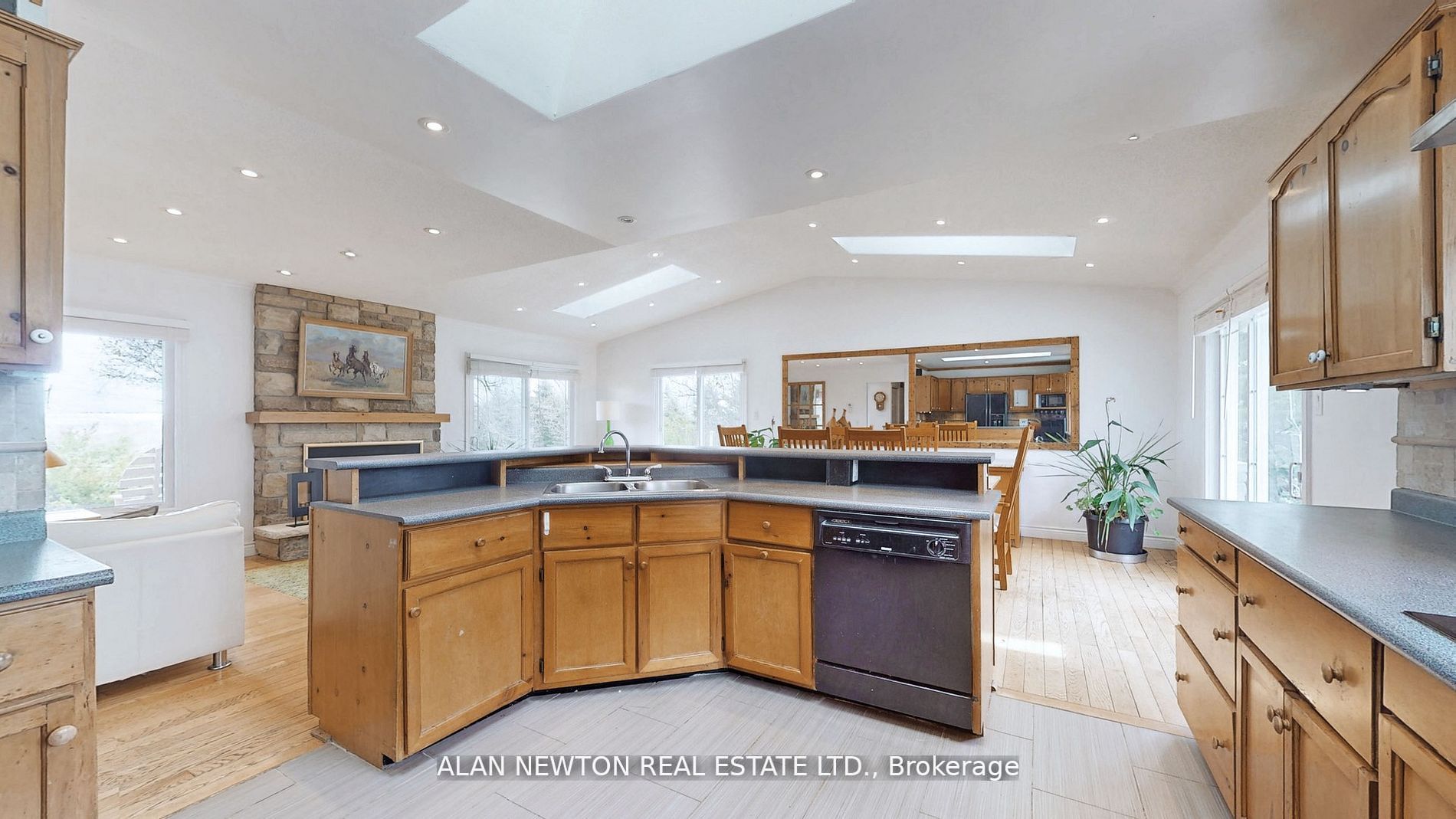 5832 5 Side Rd Property Photo 18