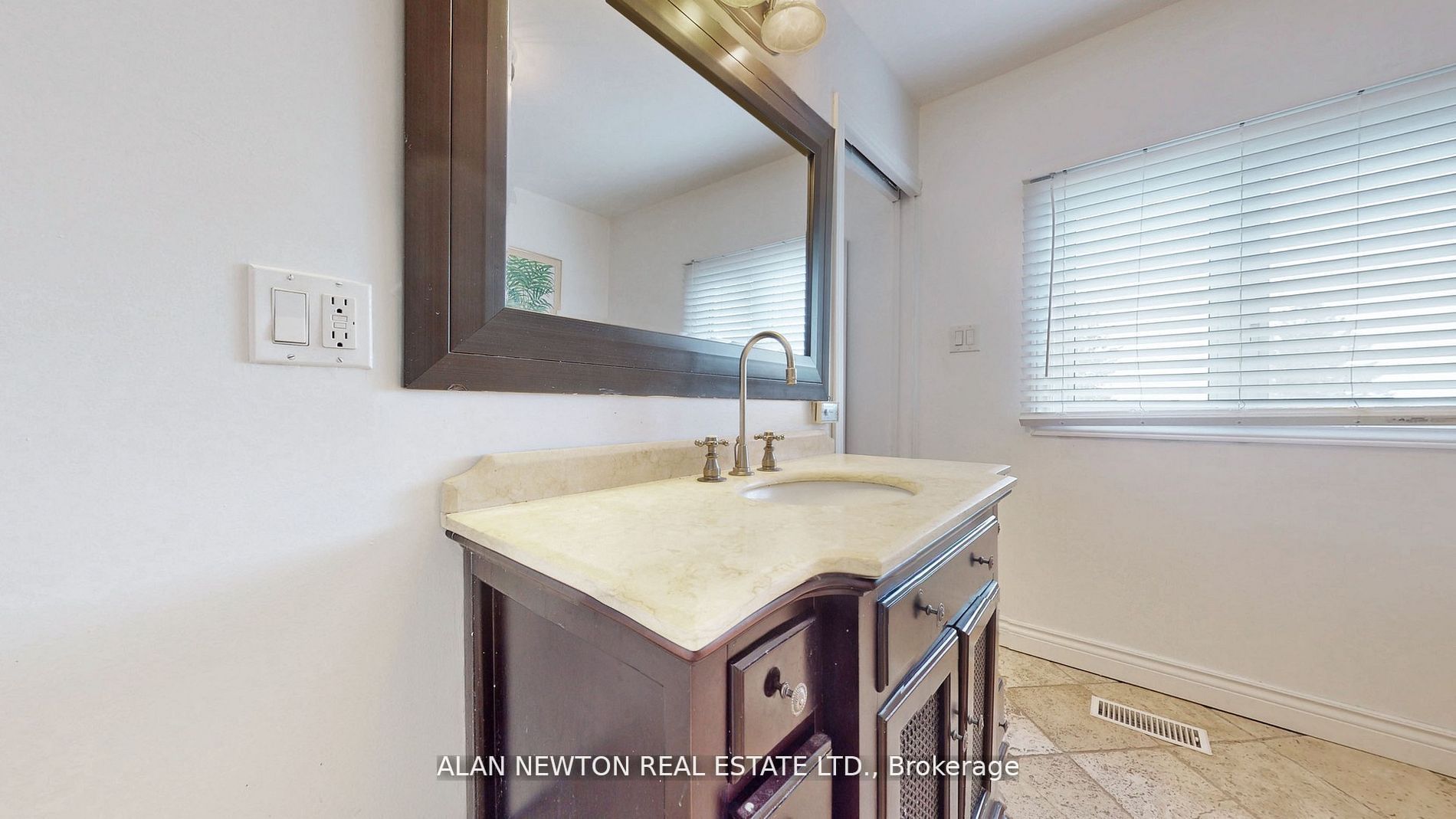 5832 5 Side Rd Property Photo 25