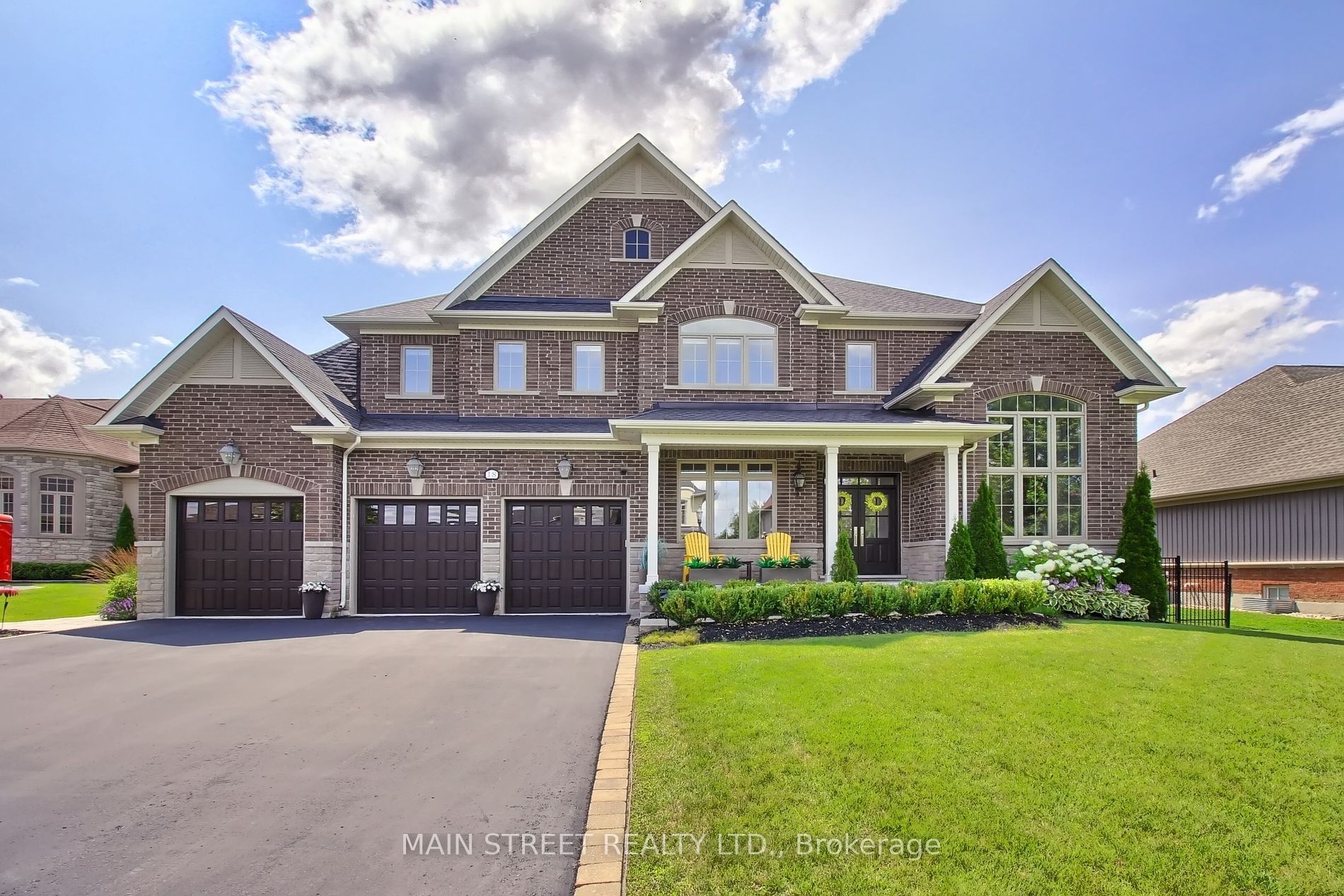 18 Country Club Cres Property Photo 1
