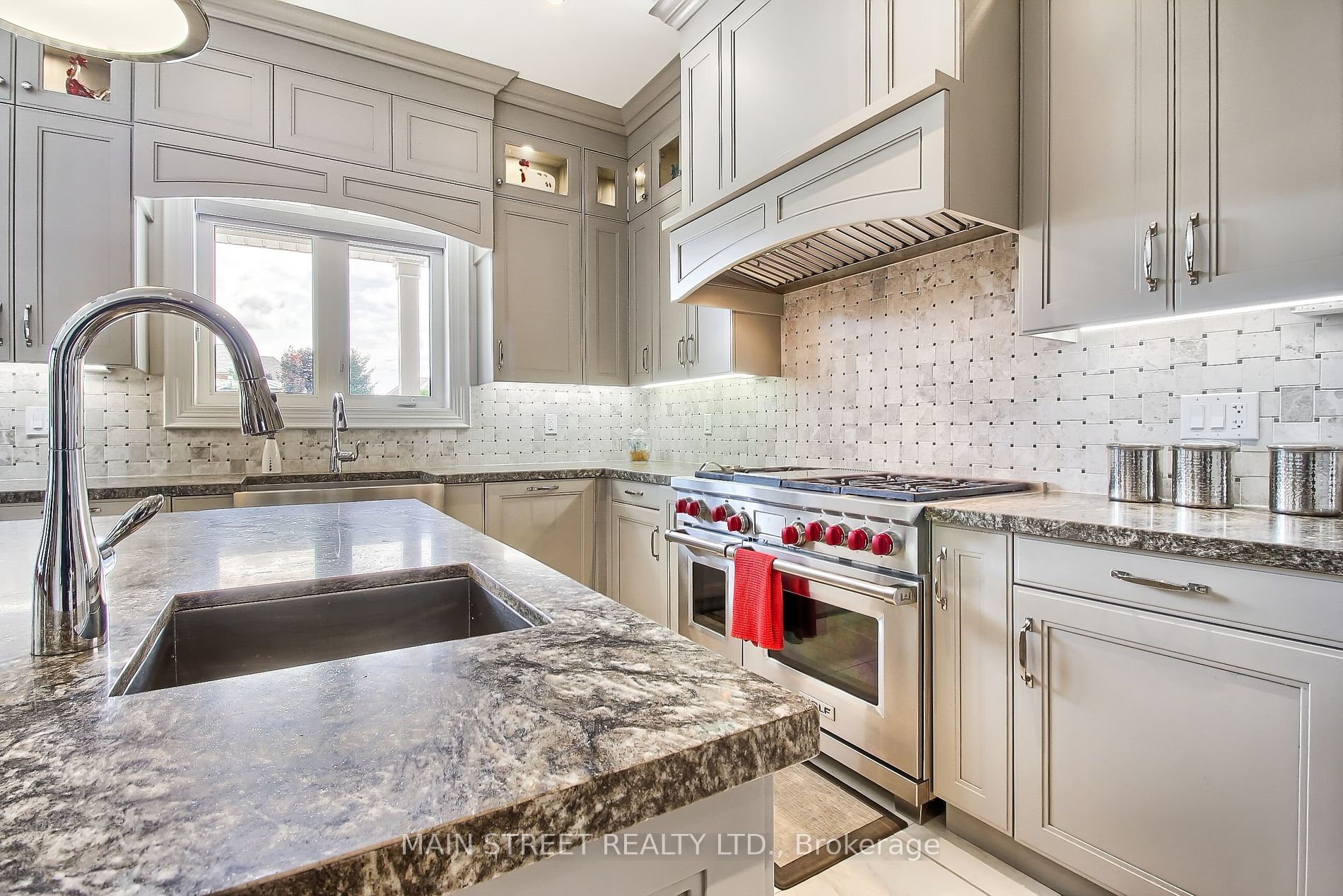 18 Country Club Cres Property Photo 10