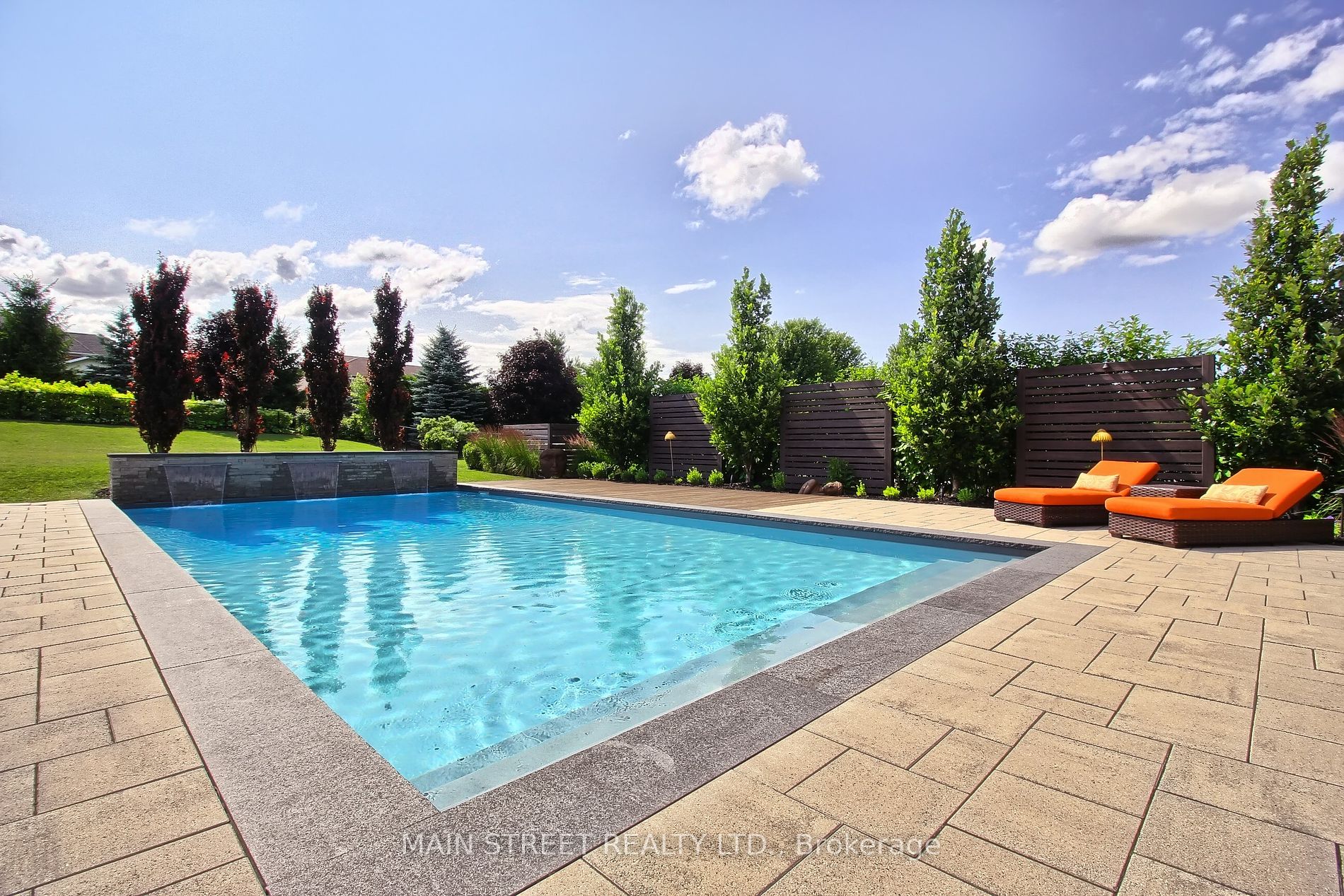 18 Country Club Cres Property Photo 32
