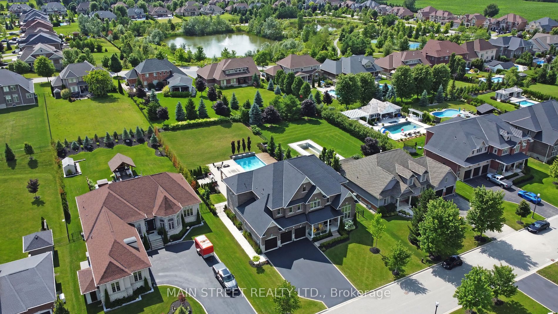 18 Country Club Cres Property Photo 37